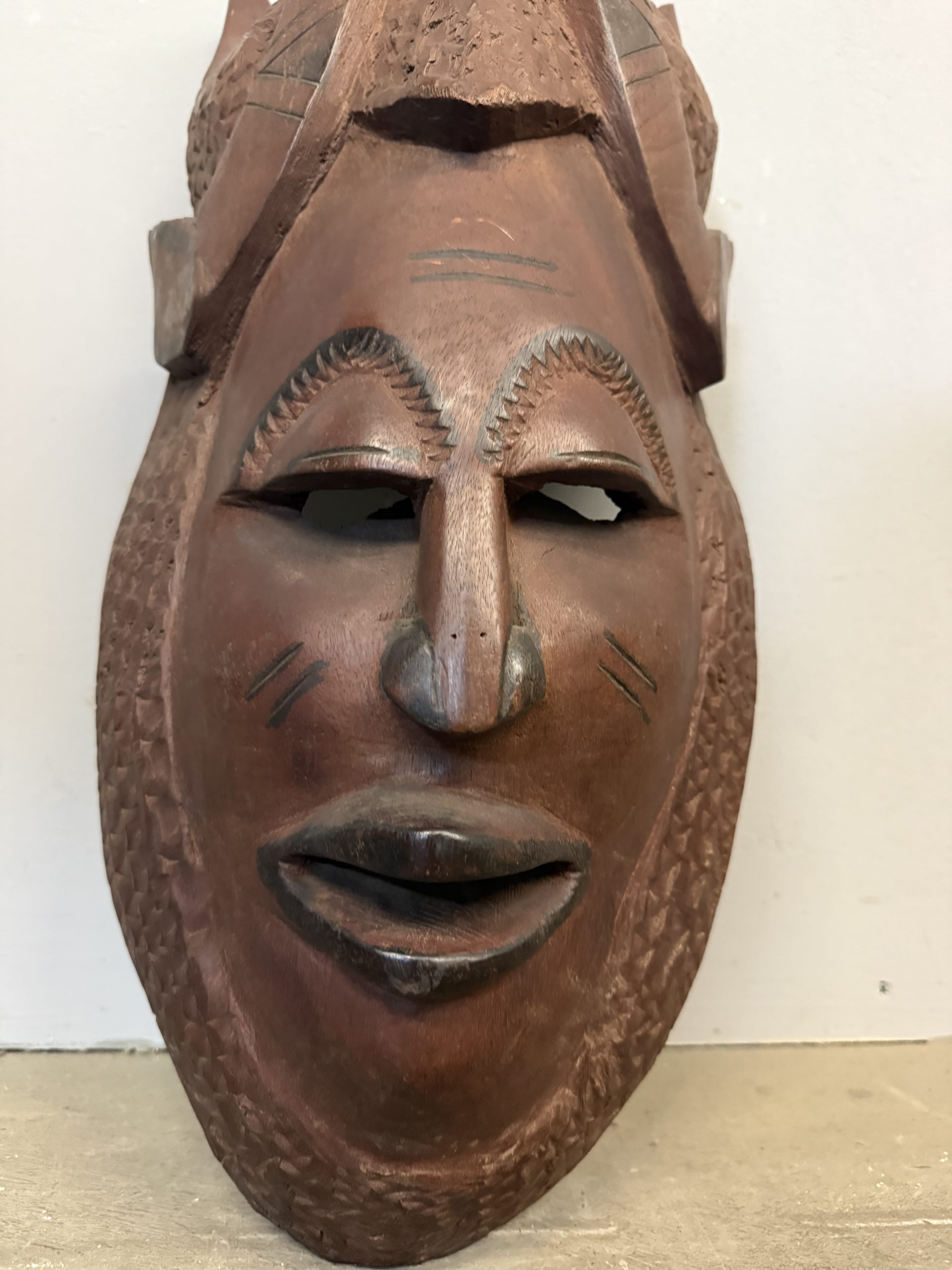Maschera tribale africana vintage in legno duro scolpita a mano, 60x35cm - immagine 4