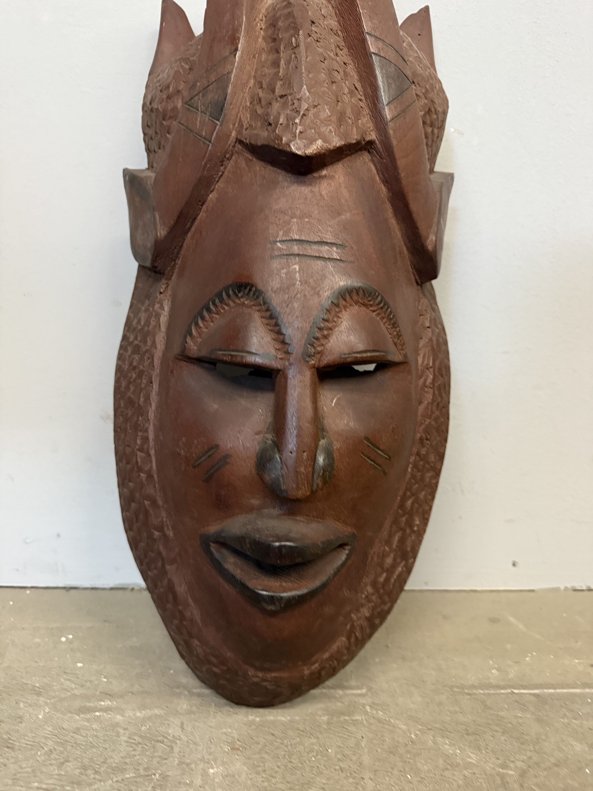 Maschera tribale africana vintage in legno duro scolpita a mano, 60x35cm - immagine 5