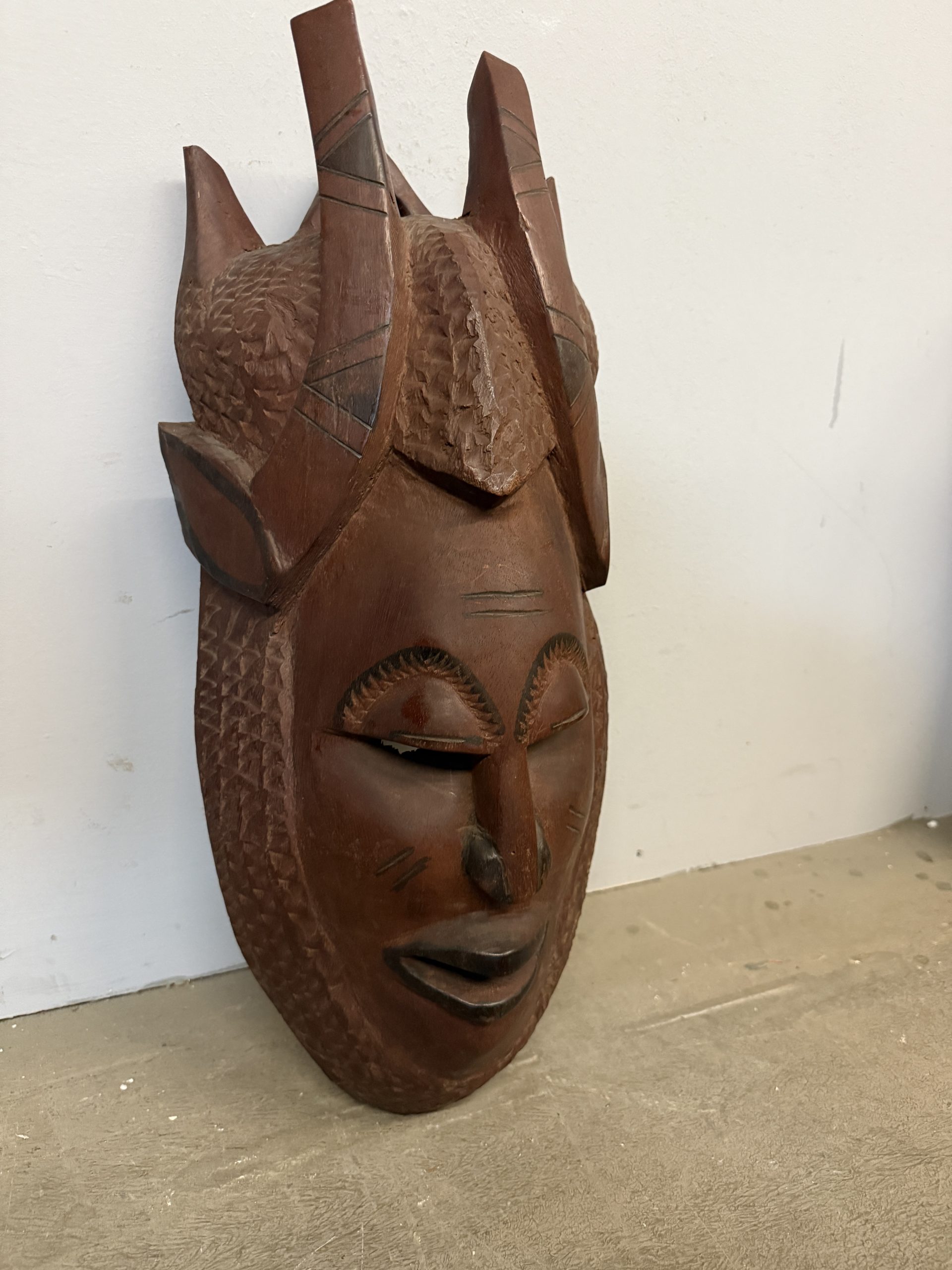Maschera tribale africana vintage in legno duro scolpita a mano, 60x35cm - immagine 6