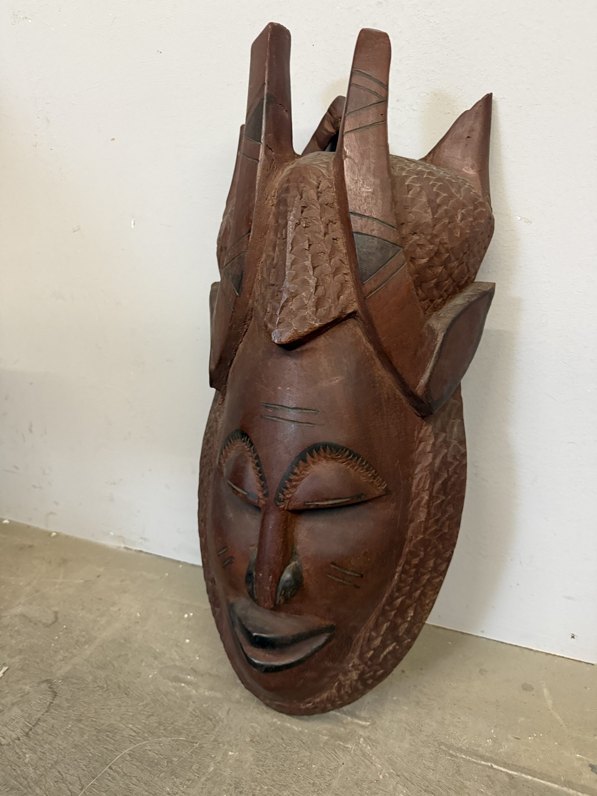 Maschera tribale africana vintage in legno duro scolpita a mano, 60x35cm - immagine 7