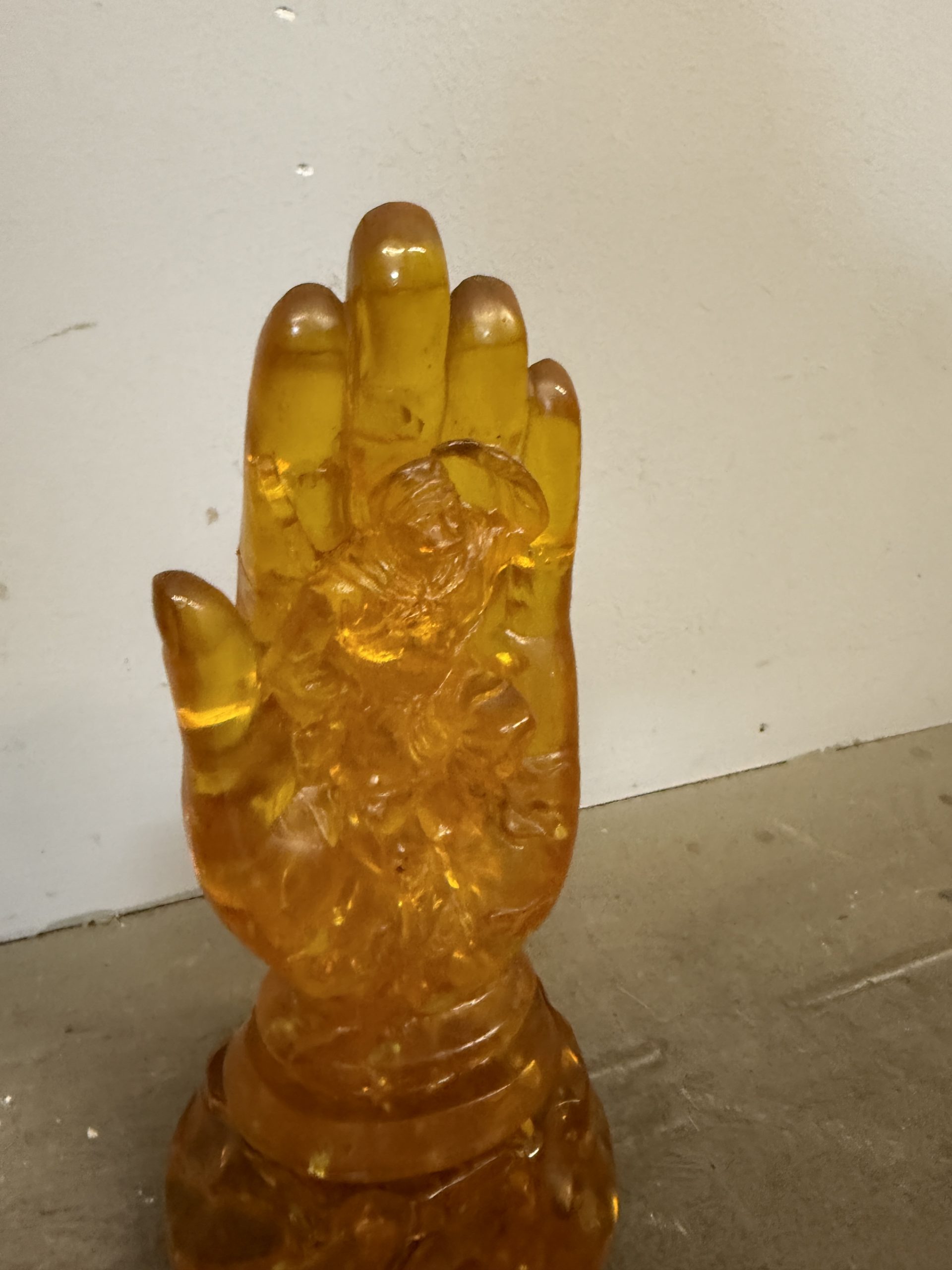 Mano Ambra con scolpito Buddah vintage Cina, 31x16cm - immagine 3