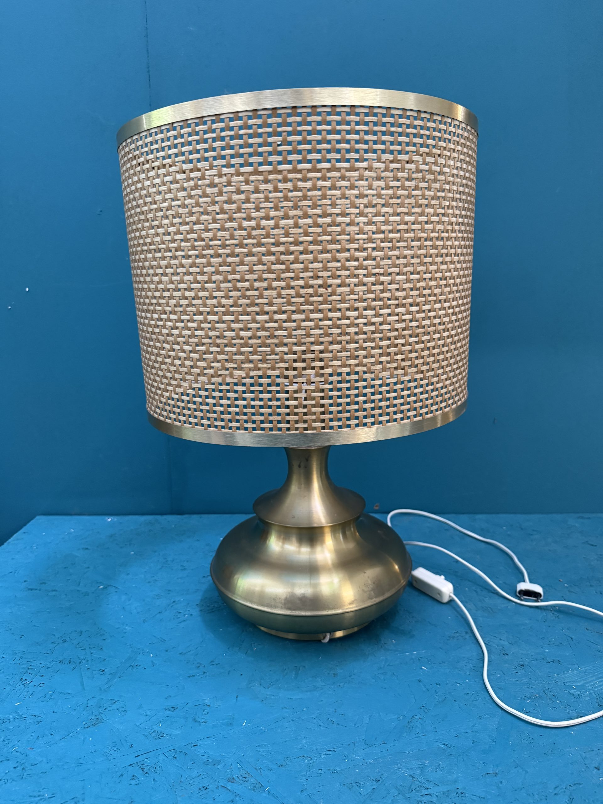 Lampada da tavolo anni '60 in ottone e vimini, 52x35cm - immagine 2