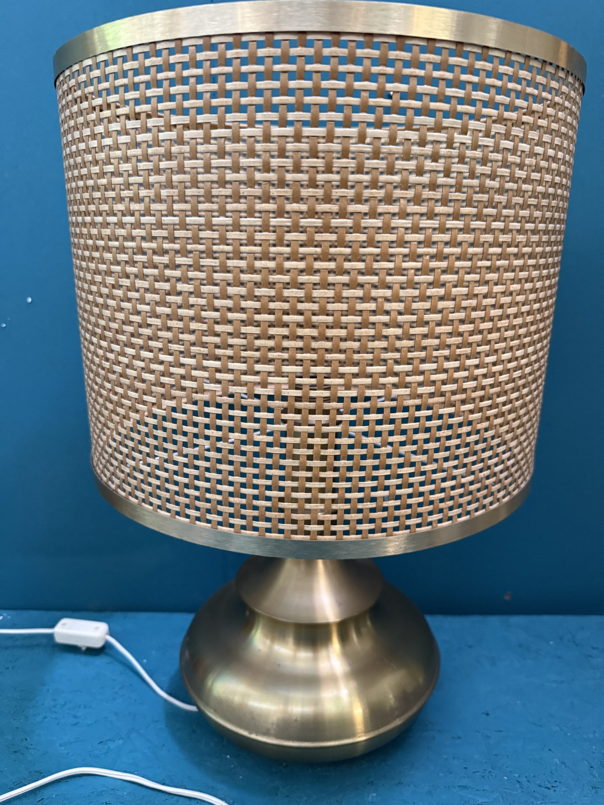 Lampada da tavolo anni '60 in ottone e vimini, 52x35cm - immagine 3