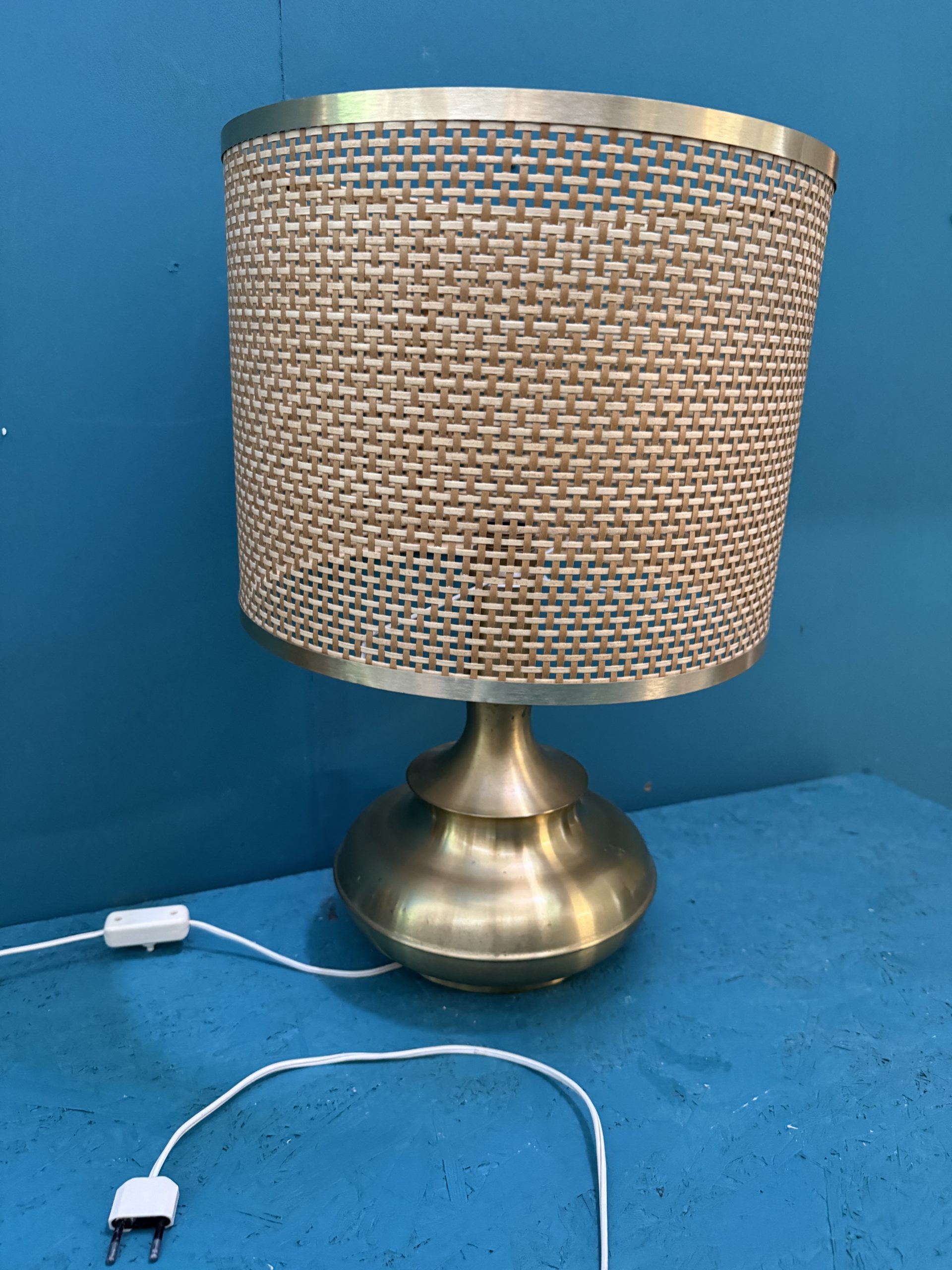 Lampada da tavolo anni '60 in ottone e vimini, 52x35cm - immagine 4