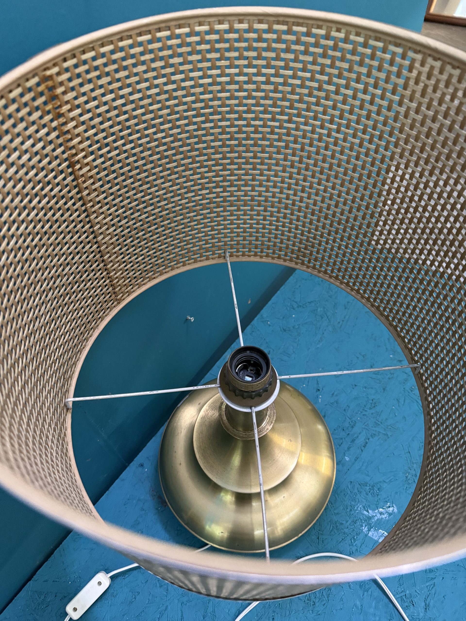 Lampada da tavolo anni '60 in ottone e vimini, 52x35cm - immagine 8