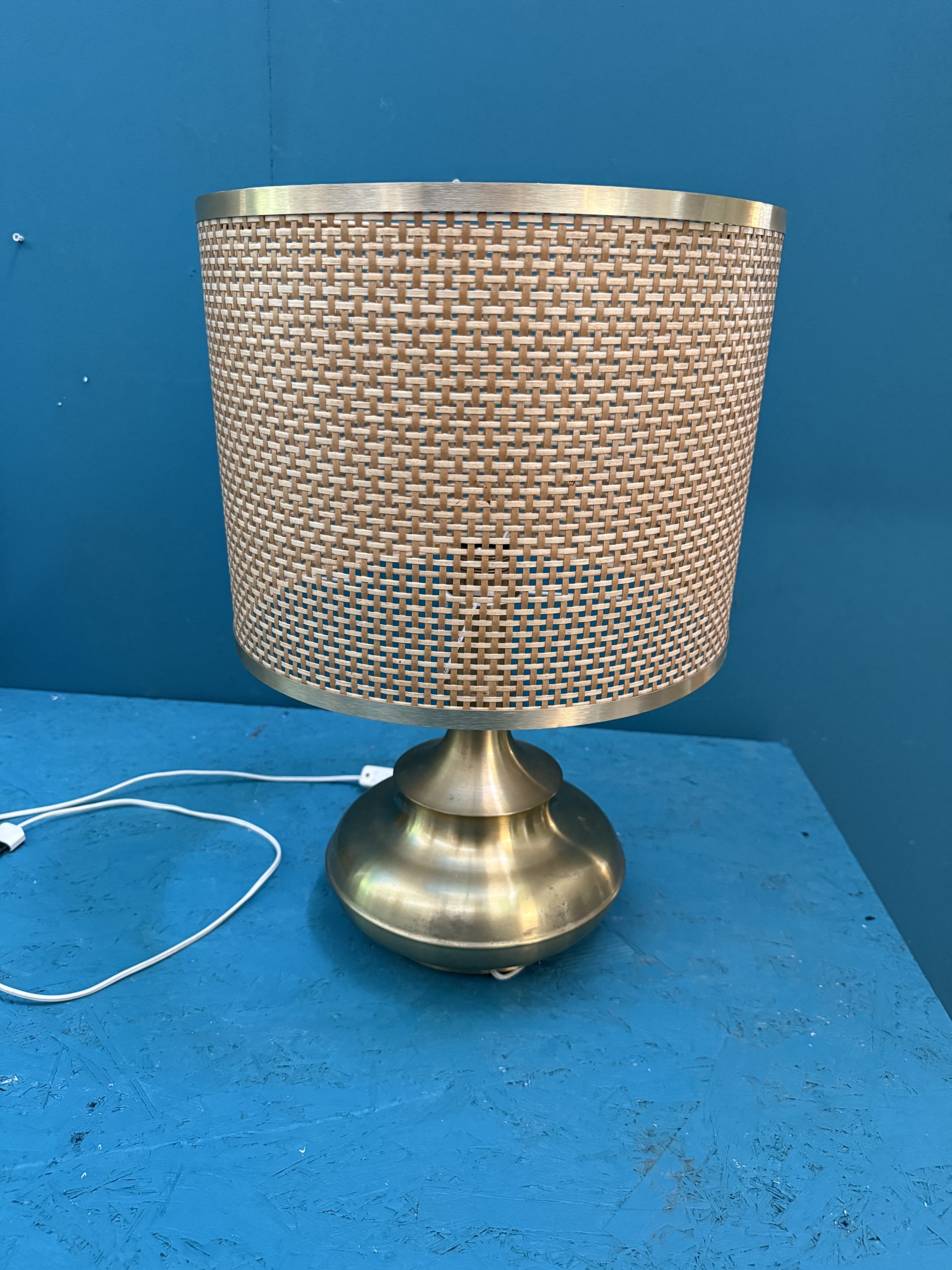 Lampada da tavolo anni '60 in ottone e vimini, 52x35cm - immagine 12