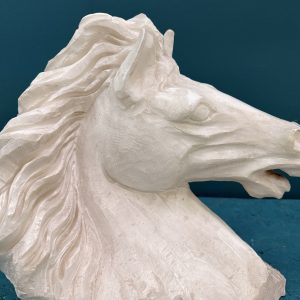 Alternative view of Scultura testa di cavallo in alabastro XX sec, 33x32cm