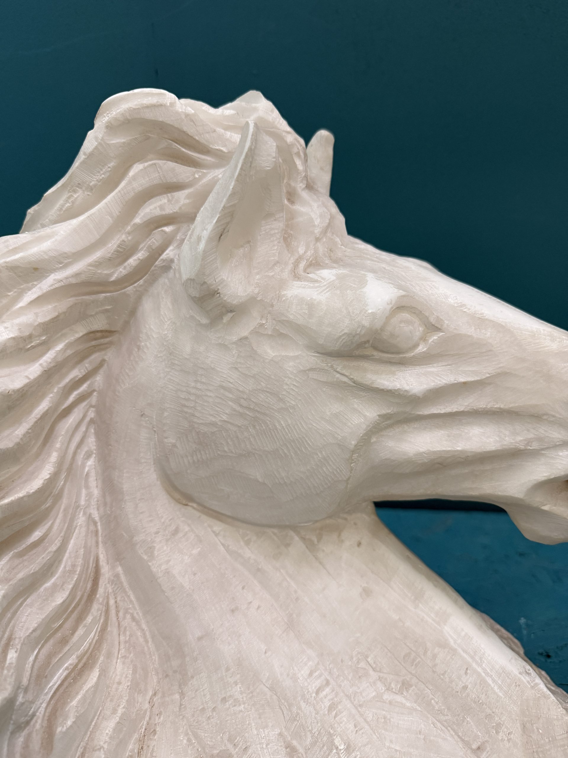 Scultura testa di cavallo in alabastro XX sec, 33x32cm - immagine 3