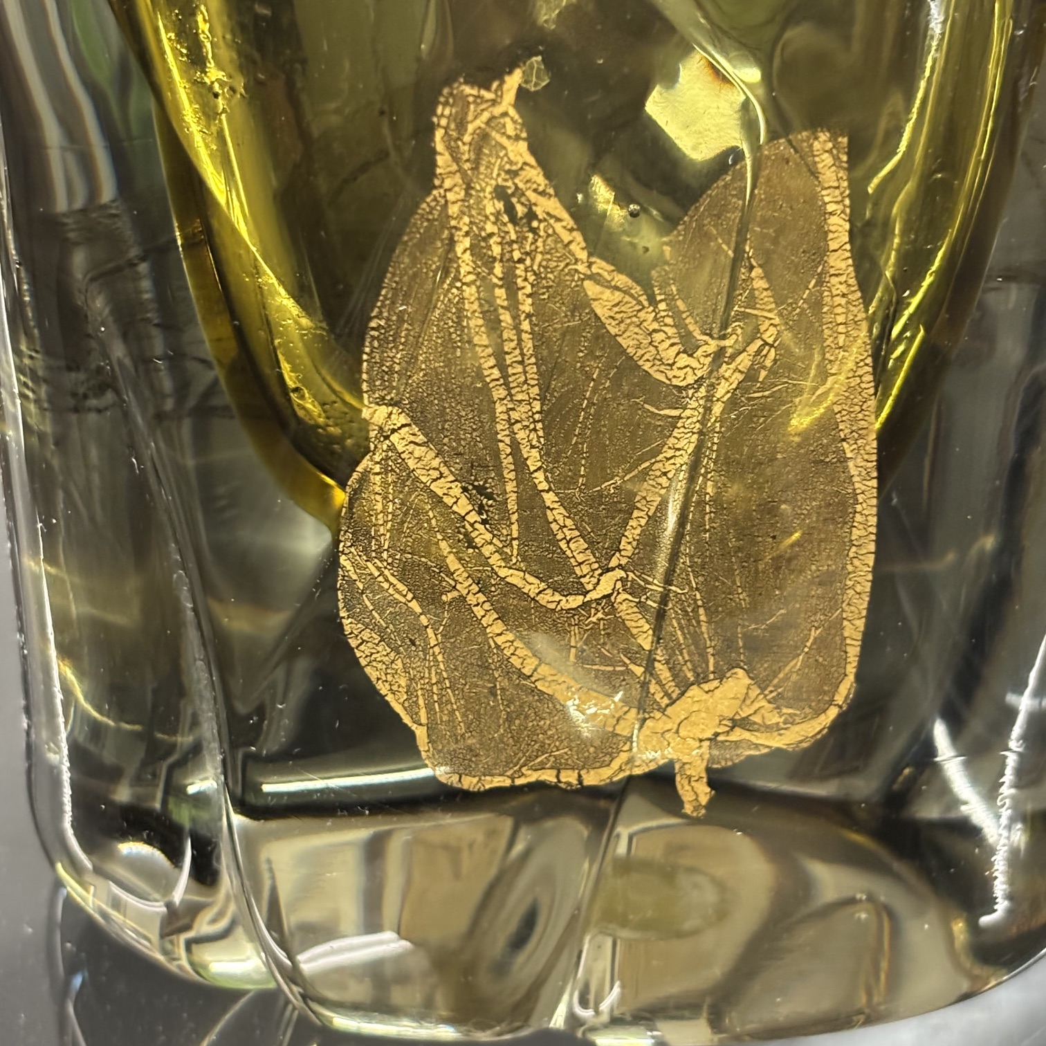 Vaso vetro Salviati Murano Venezia Ambra e incussioni Oro .Mis H cm 17 Larg cm 12 prof cm 7 . Firmato con incisione sulla base . Conserva anche etichetta originale della vetreria. - immagine 2