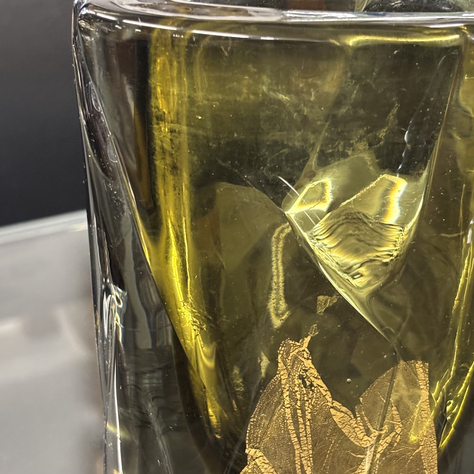 Vaso vetro Salviati Murano Venezia Ambra e incussioni Oro .Mis H cm 17 Larg cm 12 prof cm 7 . Firmato con incisione sulla base . Conserva anche etichetta originale della vetreria. - immagine 3