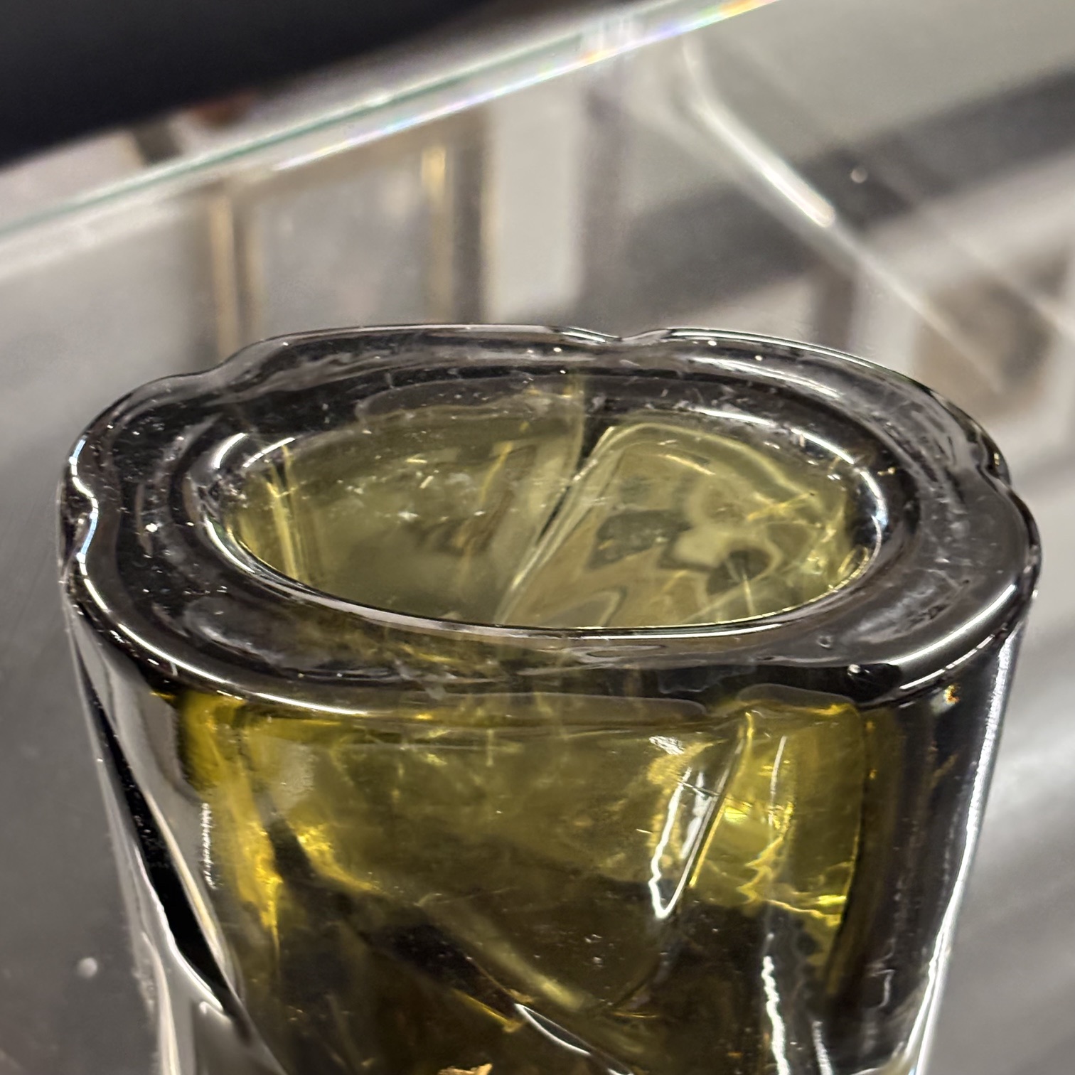 Vaso vetro Salviati Murano Venezia Ambra e incussioni Oro .Mis H cm 17 Larg cm 12 prof cm 7 . Firmato con incisione sulla base . Conserva anche etichetta originale della vetreria. - immagine 4