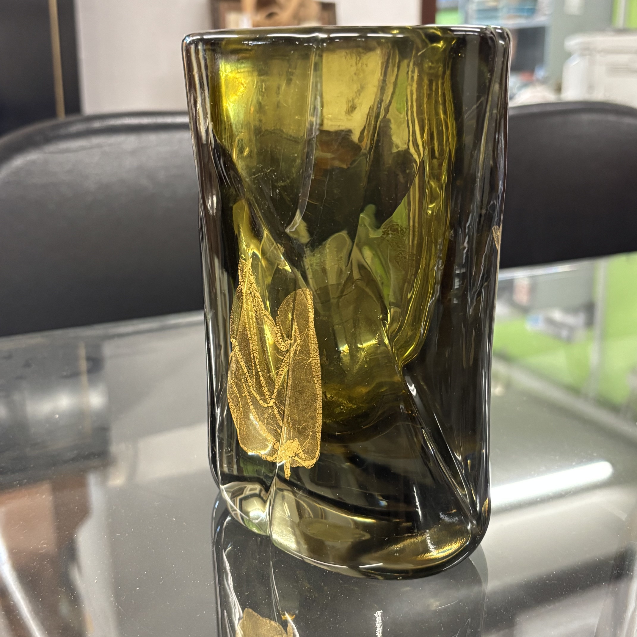 Vaso vetro Salviati Murano Venezia Ambra e incussioni Oro .Mis H cm 17 Larg cm 12 prof cm 7 . Firmato con incisione sulla base . Conserva anche etichetta originale della vetreria. - immagine 5