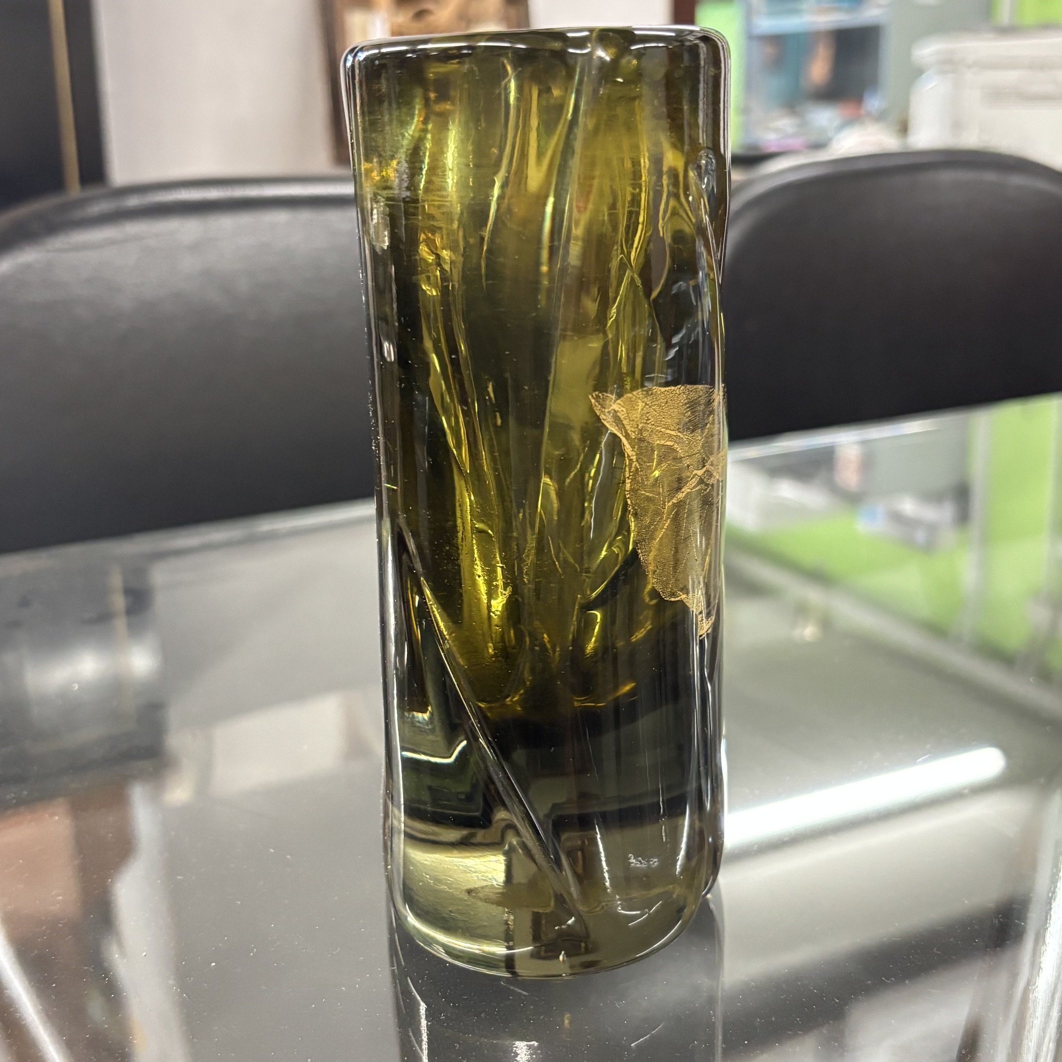 Vaso vetro Salviati Murano Venezia Ambra e incussioni Oro .Mis H cm 17 Larg cm 12 prof cm 7 . Firmato con incisione sulla base . Conserva anche etichetta originale della vetreria. - immagine 6