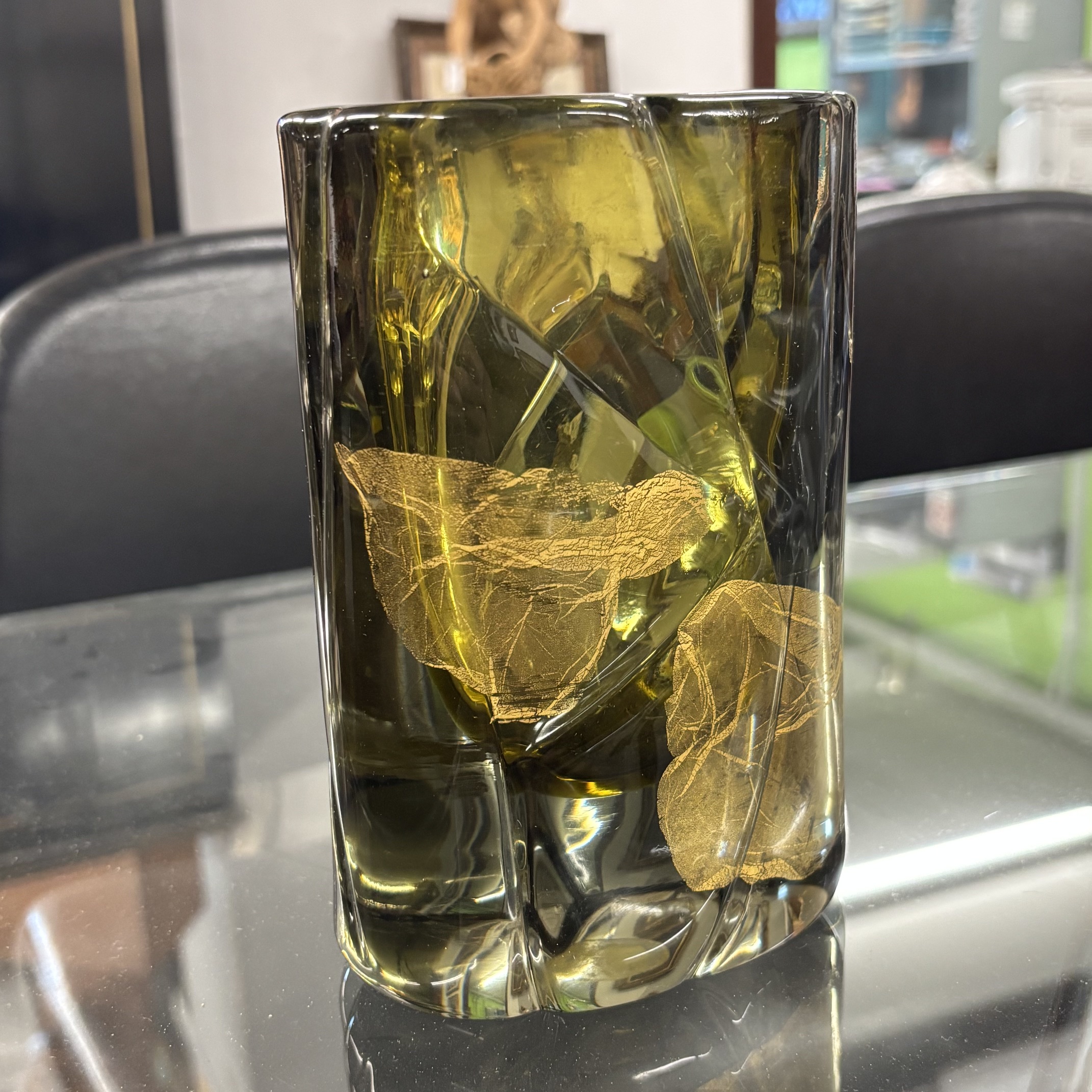 Vaso vetro Salviati Murano Venezia Ambra e incussioni Oro .Mis H cm 17 Larg cm 12 prof cm 7 . Firmato con incisione sulla base . Conserva anche etichetta originale della vetreria. - immagine 7