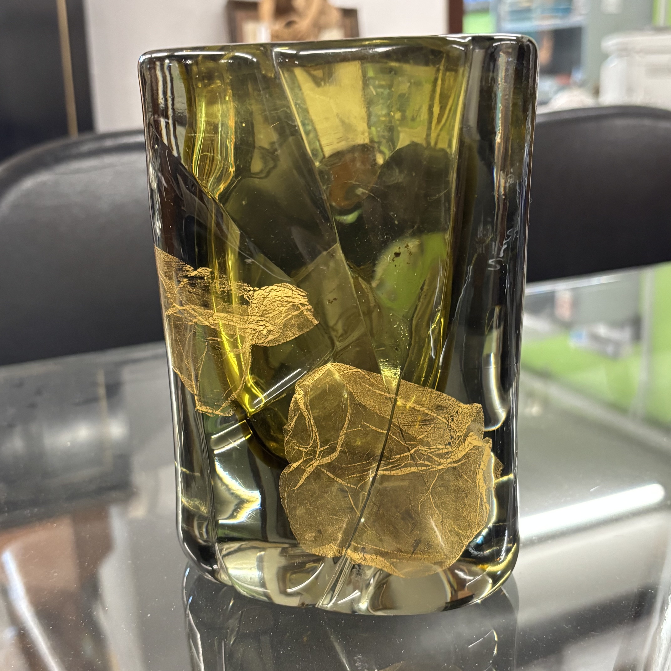 Vaso vetro Salviati Murano Venezia Ambra e incussioni Oro .Mis H cm 17 Larg cm 12 prof cm 7 . Firmato con incisione sulla base . Conserva anche etichetta originale della vetreria. - immagine 8