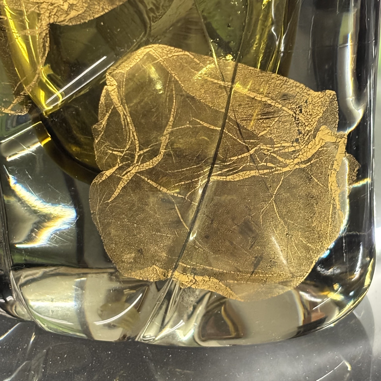 Vaso vetro Salviati Murano Venezia Ambra e incussioni Oro .Mis H cm 17 Larg cm 12 prof cm 7 . Firmato con incisione sulla base . Conserva anche etichetta originale della vetreria. - immagine 9