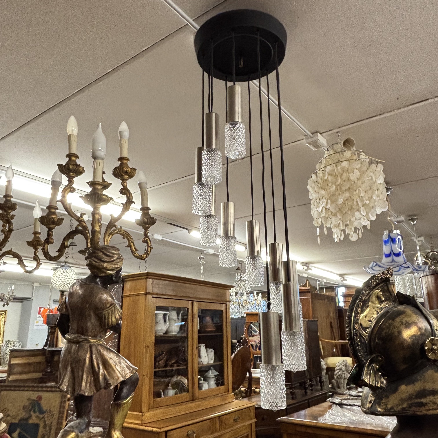 Lampadario Chandelier anni 70 a 10 Luci ondulato metallo e bicchieri vetro. - immagine 6