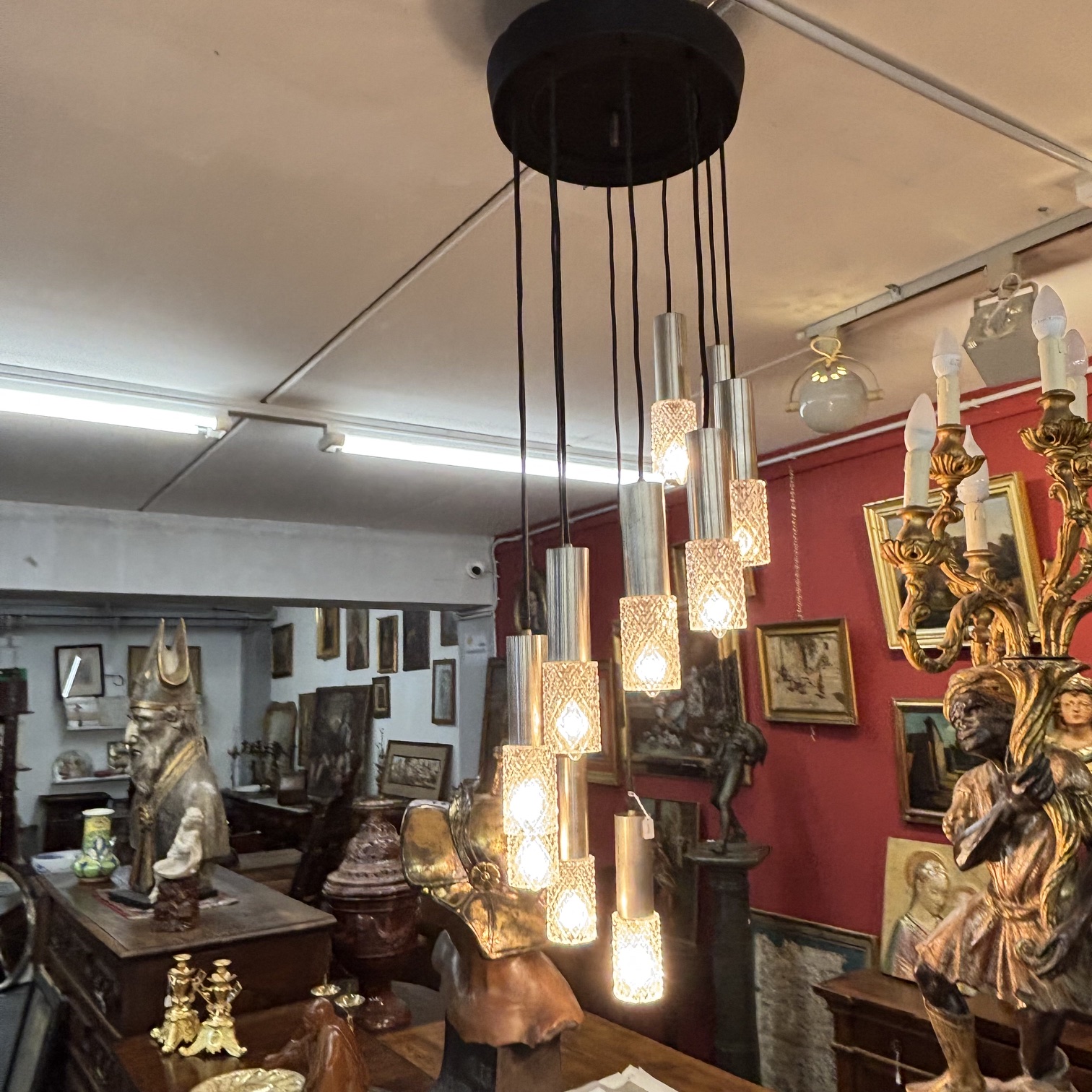 Lampadario Chandelier anni 70 a 10 Luci ondulato metallo e bicchieri vetro. - immagine 9
