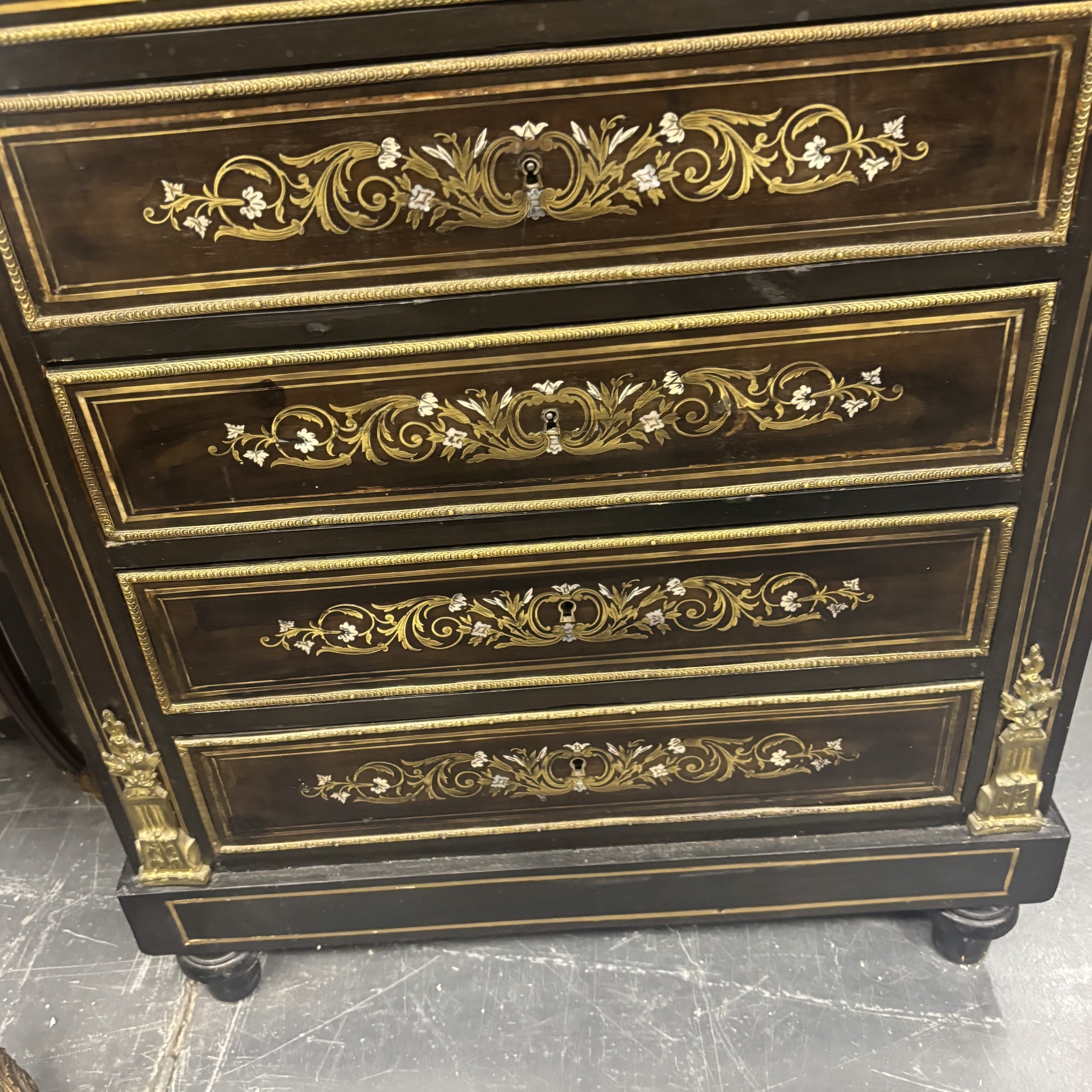 Antico secretaire Napoleone III sec XIX ebano, bronzi e intarsi in ottone e madreperla. Mis H cm 135 L 73 prof cm 35 - immagine 3