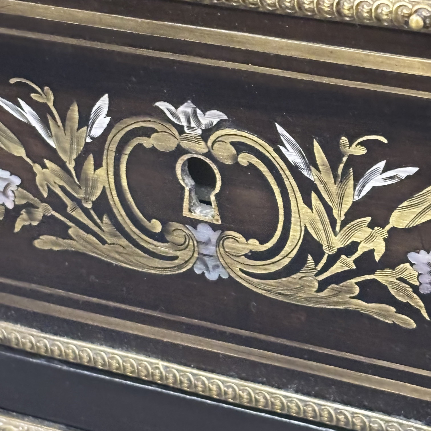 Antico secretaire Napoleone III sec XIX ebano, bronzi e intarsi in ottone e madreperla. Mis H cm 135 L 73 prof cm 35 - immagine 6