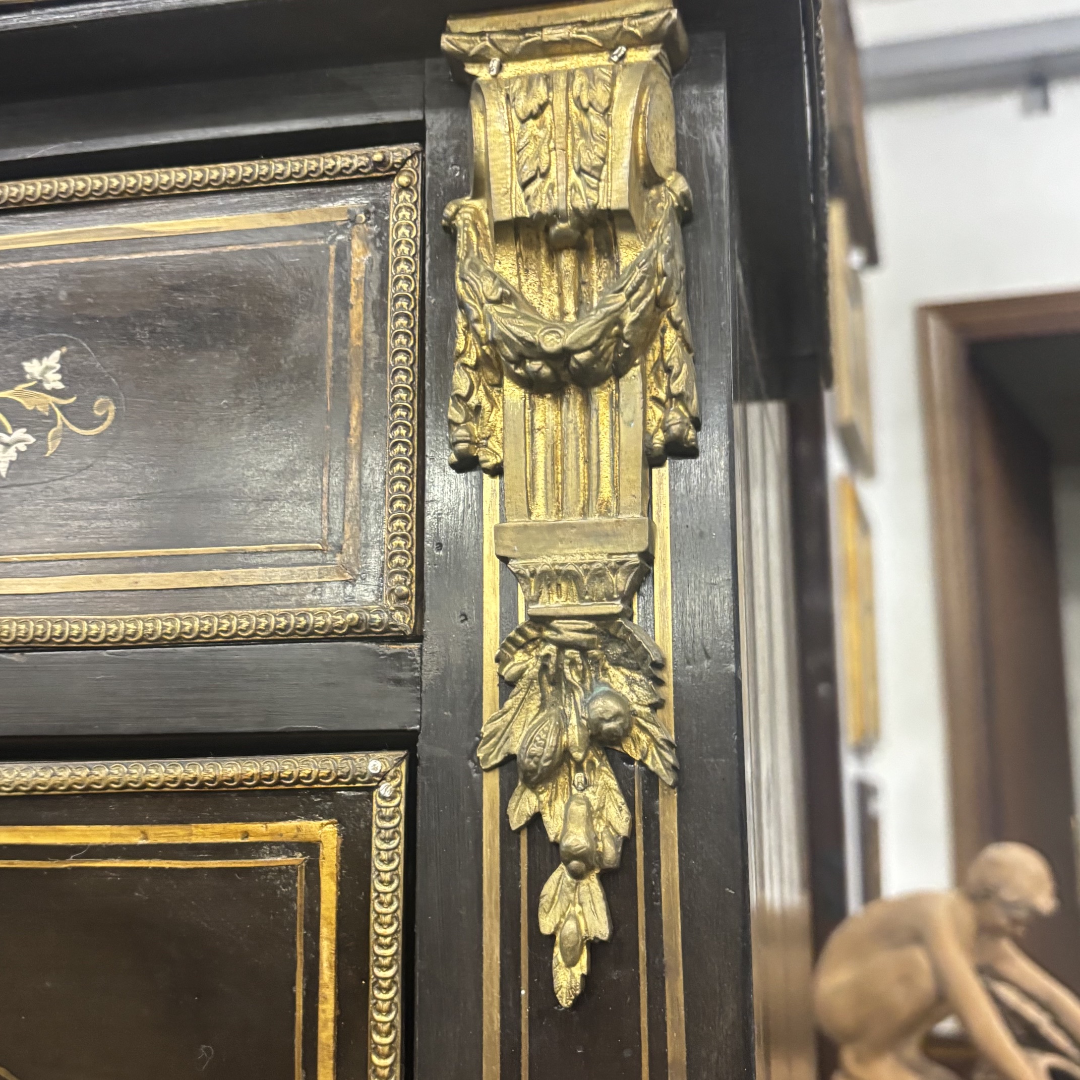 Antico secretaire Napoleone III sec XIX ebano, bronzi e intarsi in ottone e madreperla. Mis H cm 135 L 73 prof cm 35 - immagine 7
