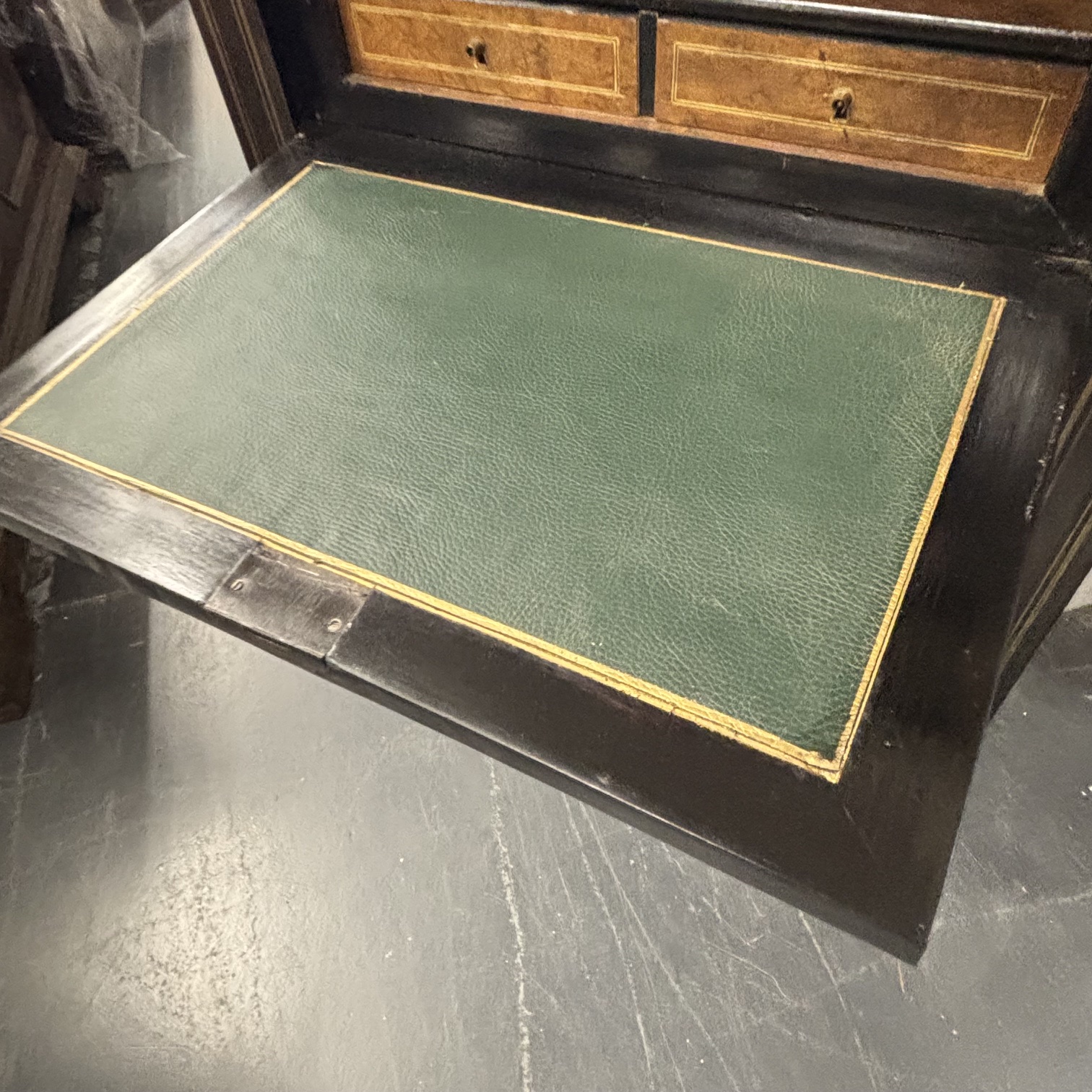 Antico secretaire Napoleone III sec XIX ebano, bronzi e intarsi in ottone e madreperla. Mis H cm 135 L 73 prof cm 35 - immagine 11