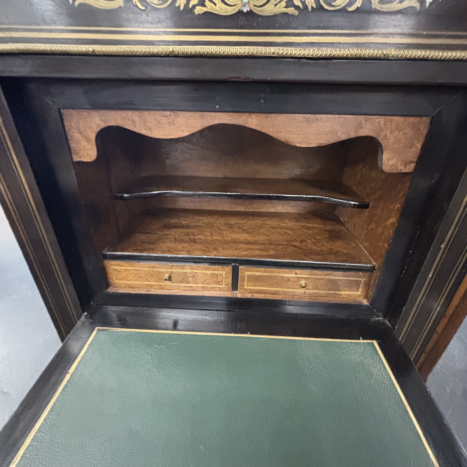 Antico secretaire Napoleone III sec XIX ebano, bronzi e intarsi in ottone e madreperla. Mis H cm 135 L 73 prof cm 35 - immagine 12