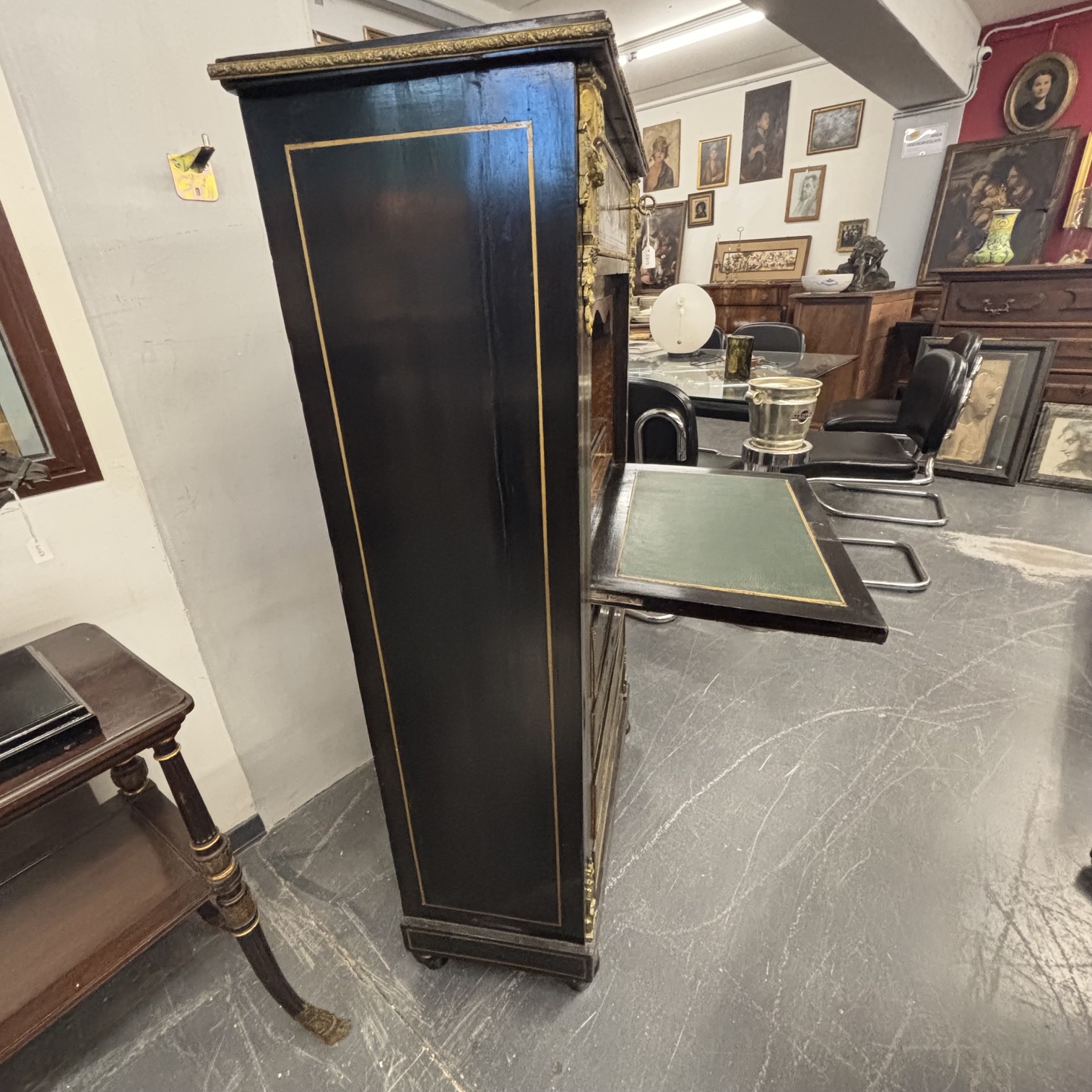 Antico secretaire Napoleone III sec XIX ebano, bronzi e intarsi in ottone e madreperla. Mis H cm 135 L 73 prof cm 35 - immagine 17