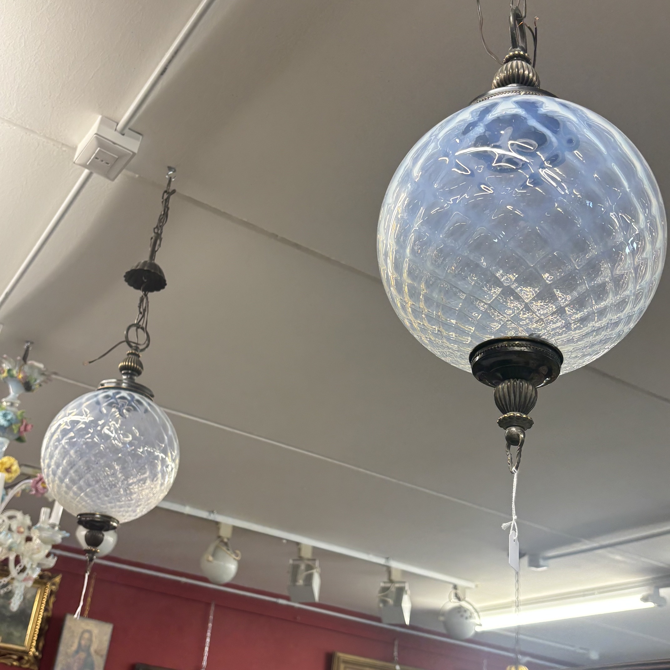 Coppia di Lampadari anni 60 con palla vetro madreperlato e metallo bronzato. Mis H cm 50 diametro cm 26