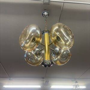 Lampadario Chandelier anni 70 a 4 luci, Con bocce vetro Fumè oro. Struttura cromata e dorata. Mis H cm 37 (+35)L cm 50