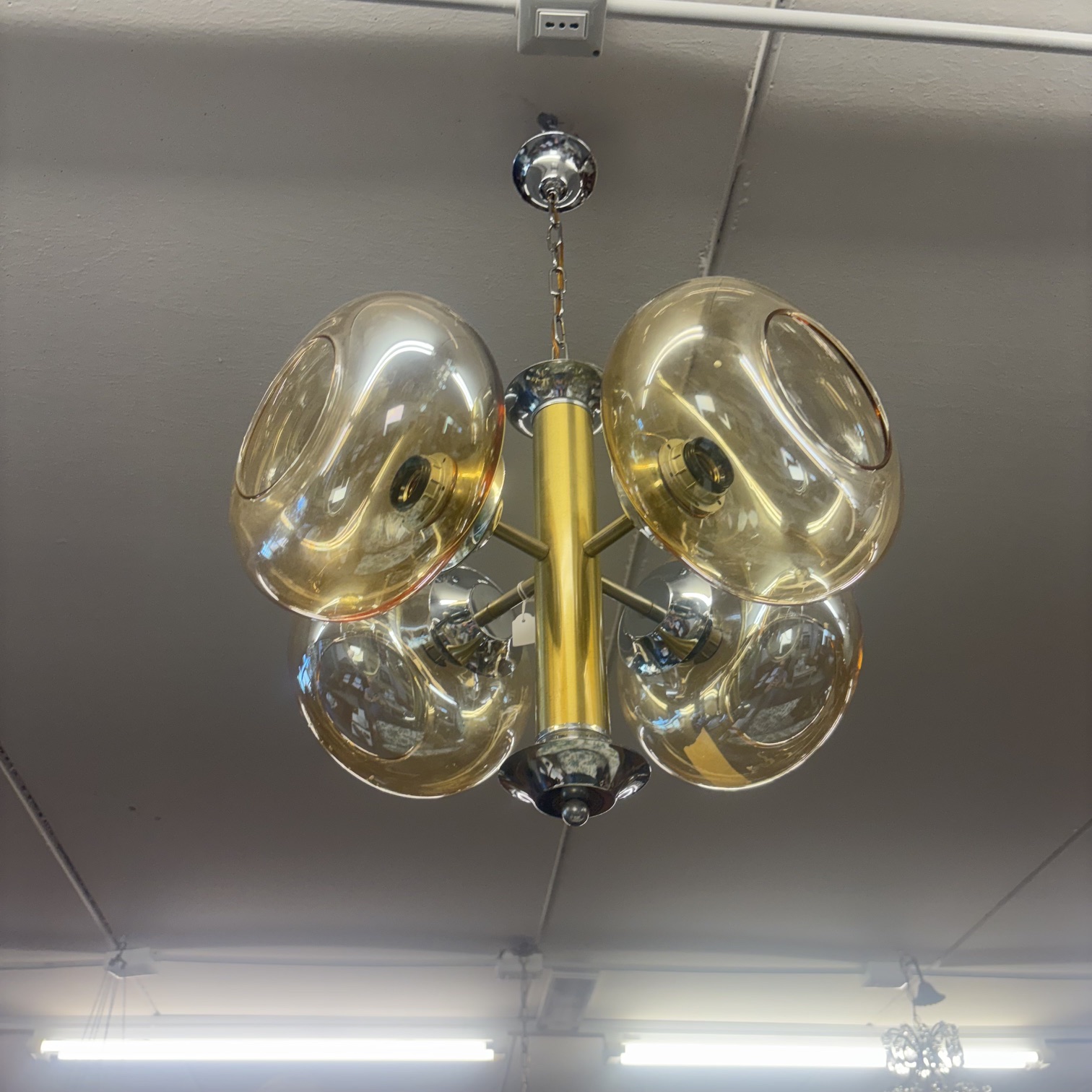 Lampadario Chandelier anni 70 a 4 luci, Con bocce vetro Fumè oro. Struttura cromata e dorata. Mis H cm 37 (+35)L cm 50