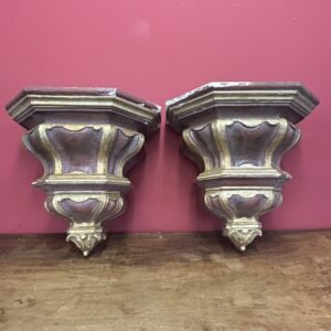 Antica coppia di mensole o piccole consoline laccate Oro e Porpora del  XIX sec piano dipinto a finto marmo. . Mis 42 x 26 . h 41