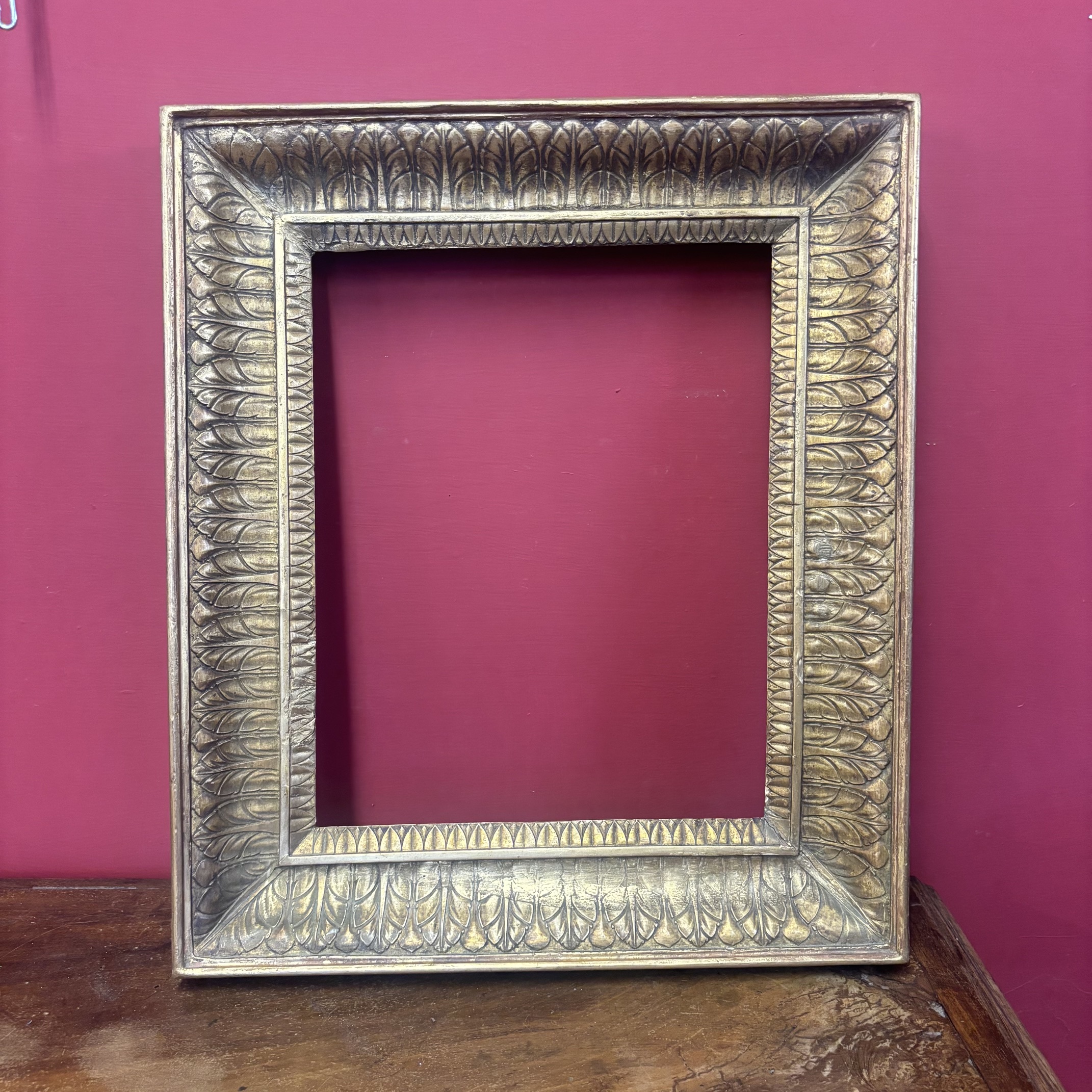 Antica cornice XVIII secolo dorata foglia oro con lavorazione di foglie a rilievo . Mis 50 x 42 ( interne utili 36 x 29 ).