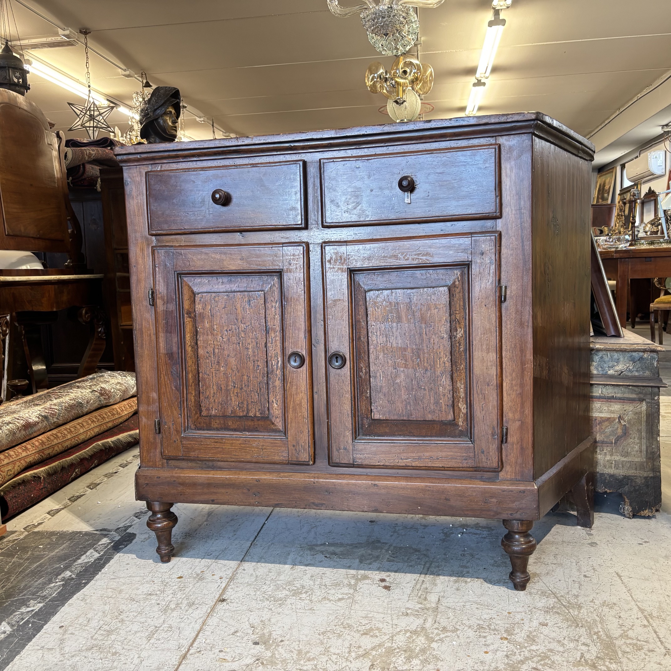 Antica credenza servante scantonata toscana XVIII secolo noce e abete. Mis L 139 prof cm 56 H 108