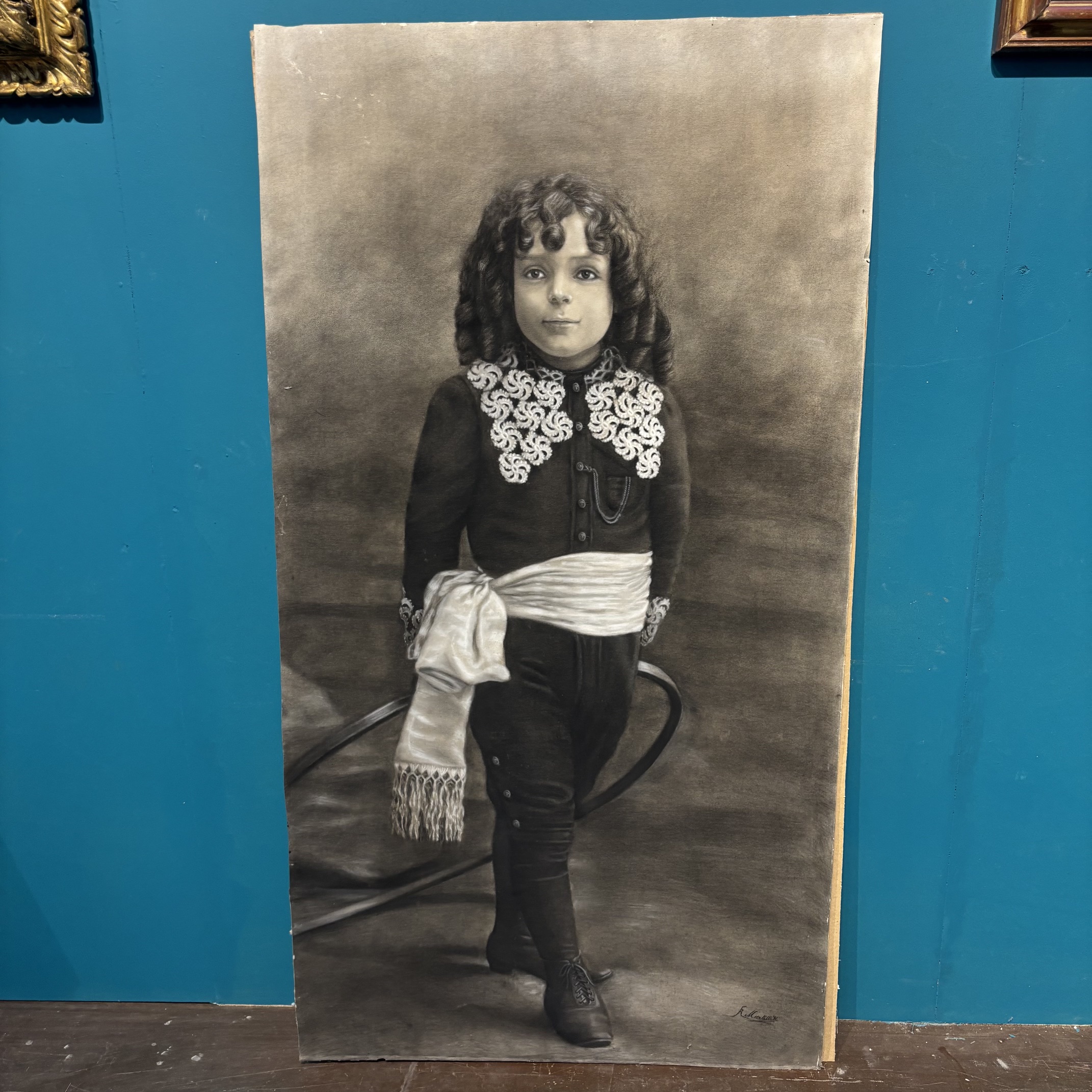 Antico grande disegno a carboncino bambina con cerchio. XIX sec firmato. Mis 130 x cm 70