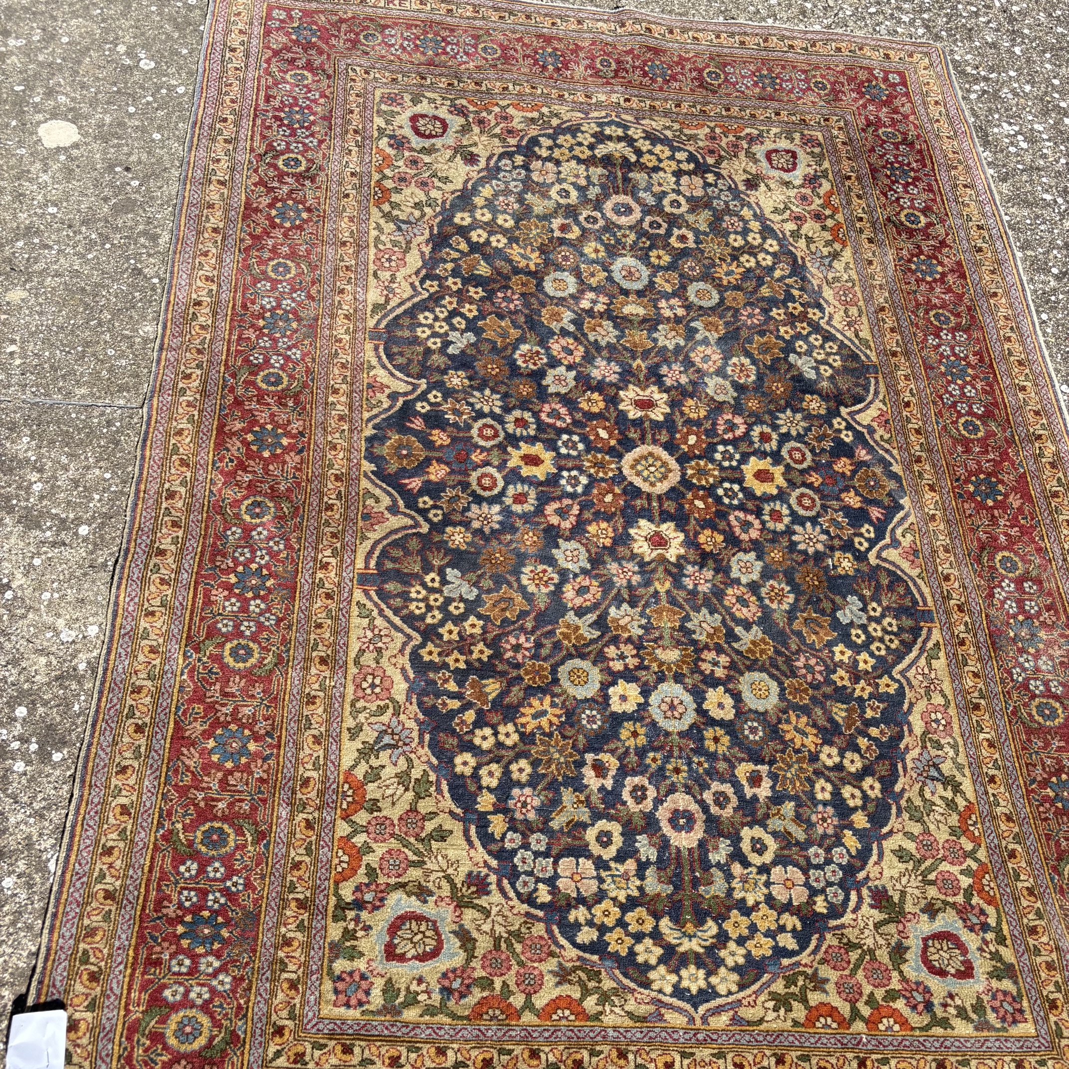 Tappeto HEREKE in seta firmato XX secolo cm 175 x cm 120.
