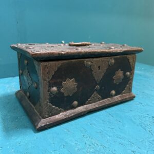 Antico cofanetto tibetano XIX sec con borchie lavorate, 16x30x20cm