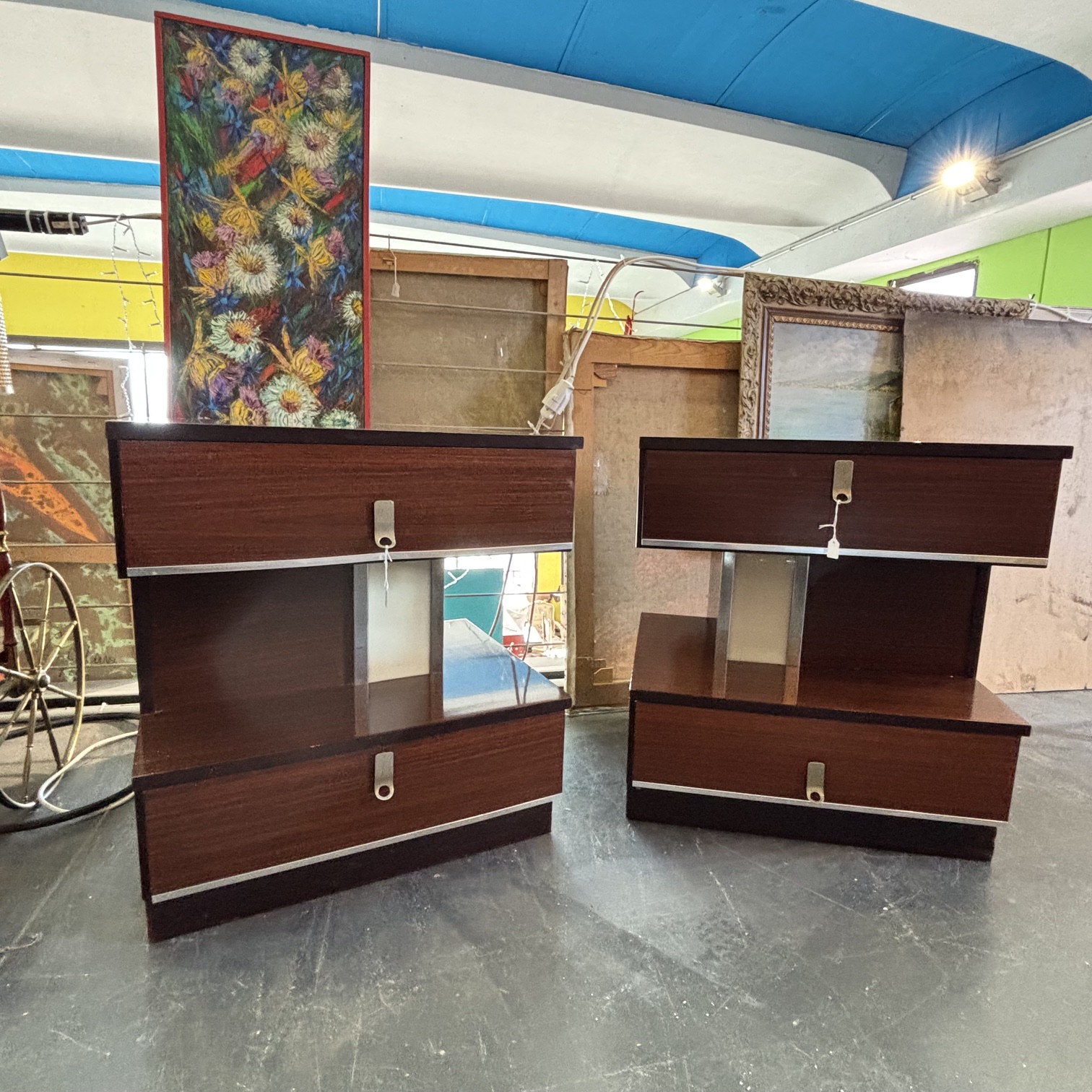 Coppia di comodini in palissandro di design anni 70 con profili in laminato cromato . doppi cassetti . mis cm 60 x 47. H 68