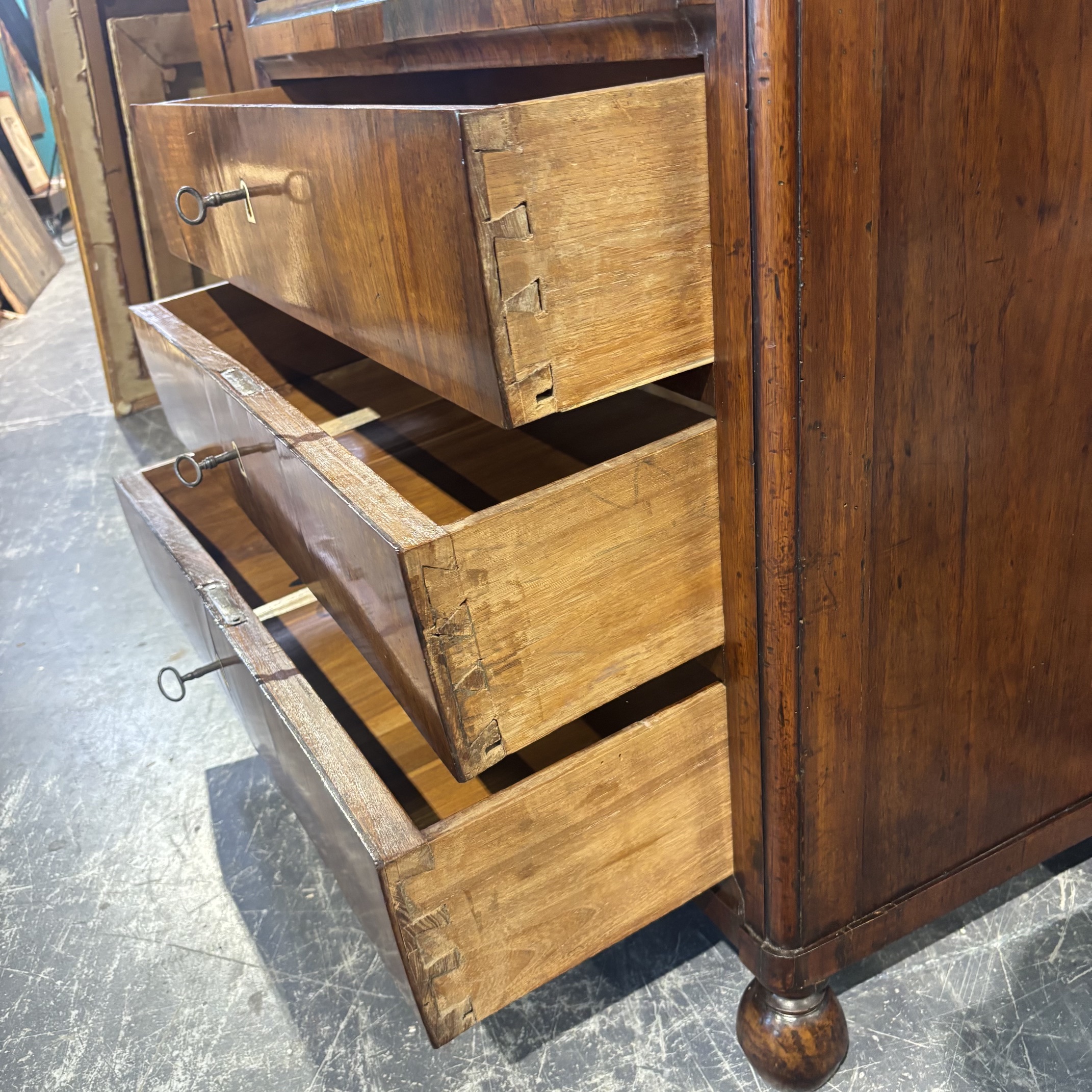 Antico splendido secretaire ribalta 1830 Carlo X Emilia noce e ciliegio. Restaurato. Mis H148 L 104 prof 48 - immagine 15