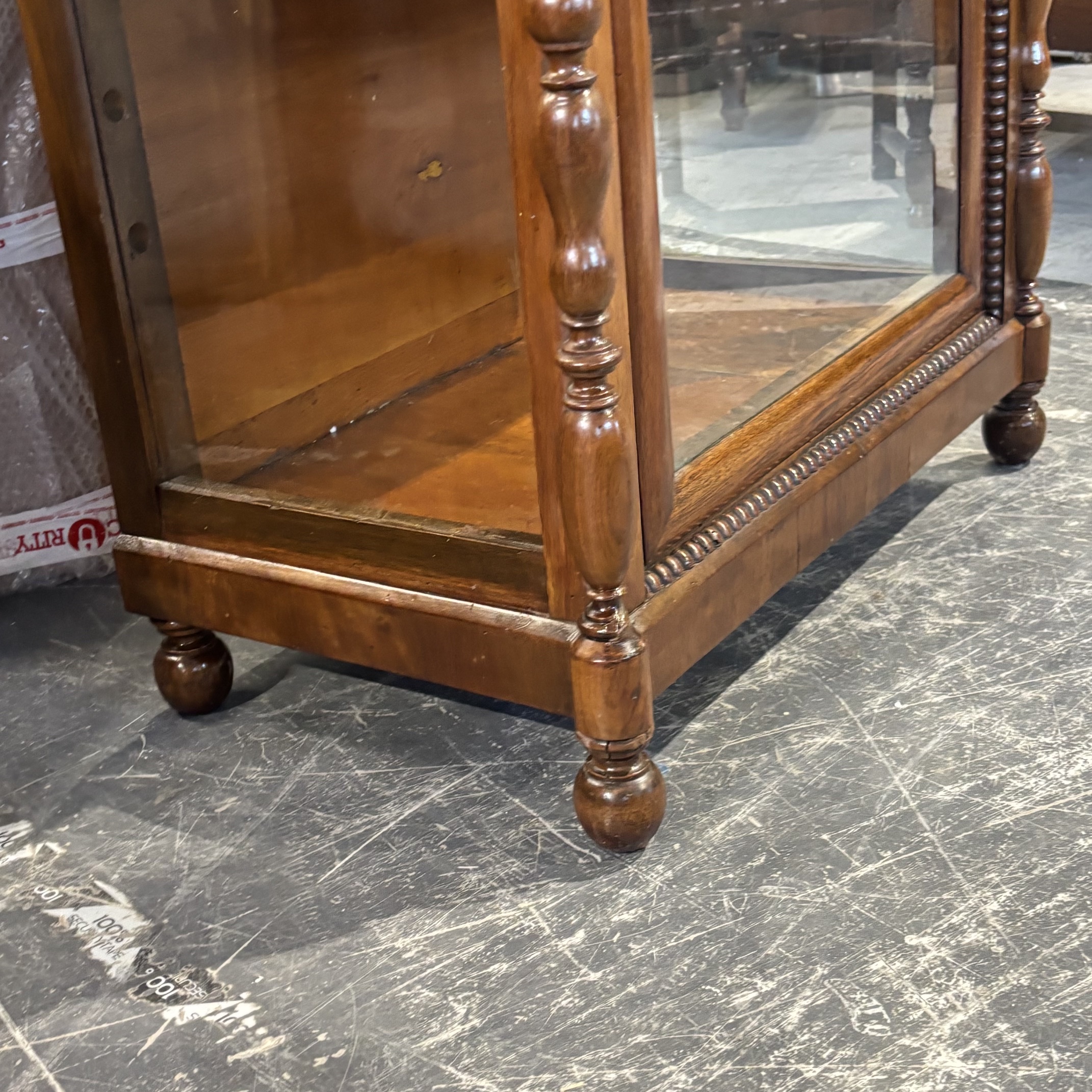 Antica piccola vetrina Libreria Carlo X 1820 in noce massello restaurata. Mis H cm 134 L76 Prof cm 42 - immagine 9