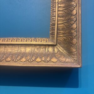 Alternative view of Antica cornice XVIII secolo dorata foglia oro con lavorazione di foglie a rilievo . Mis 50 x 42 ( interne utili 36 x 29 ).