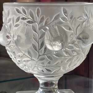 Alternative view of Lalique coppa centrotavola Elisabeth in cristallo. 1960