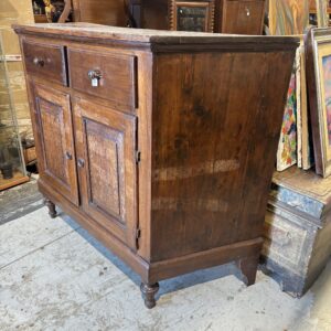 Alternative view of Antica credenza servante scantonata toscana XVIII secolo noce e abete. Mis L 139 prof cm 56 H 108