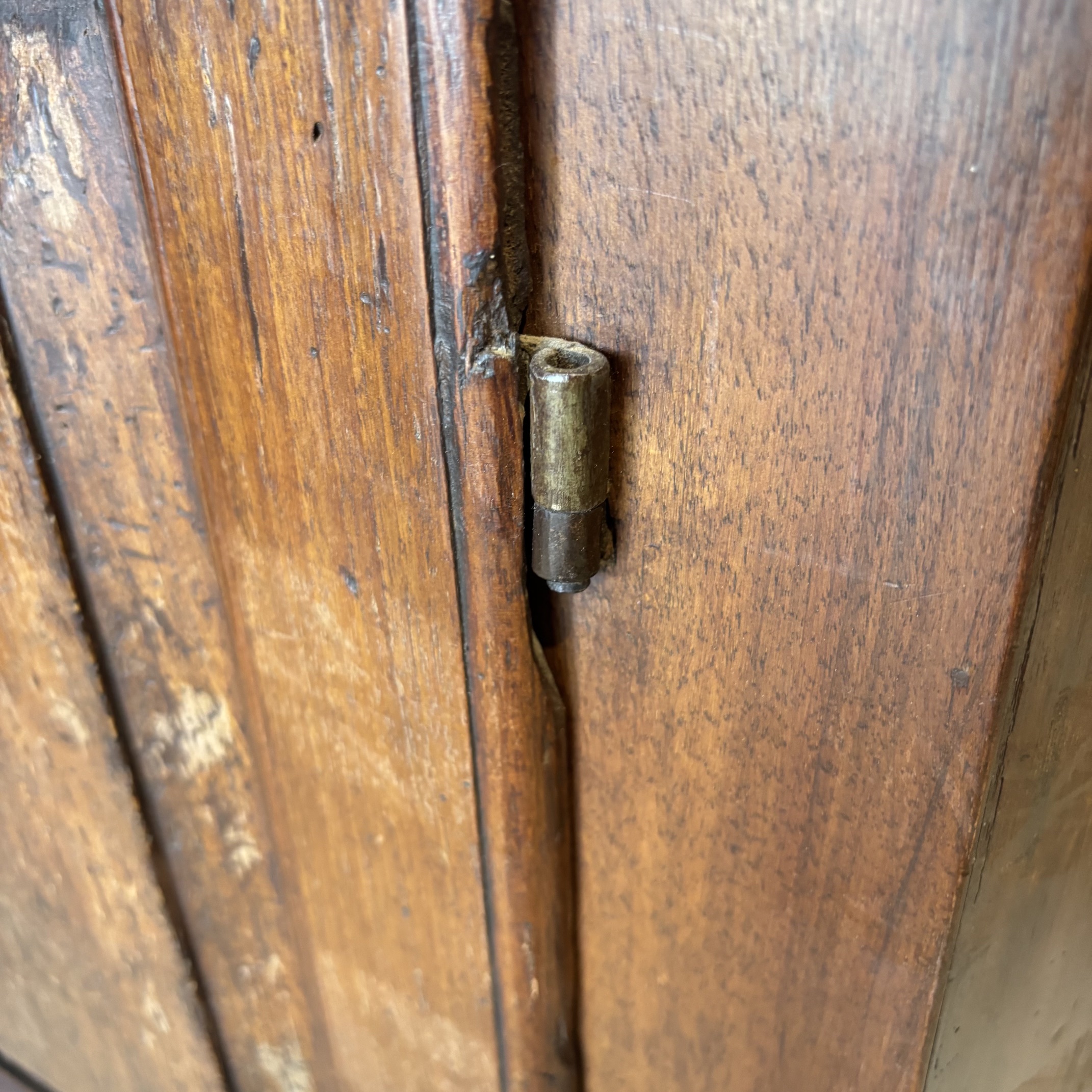 Antica credenza servante scantonata toscana XVIII secolo noce e abete. Mis L 139 prof cm 56 H 108 - immagine 4