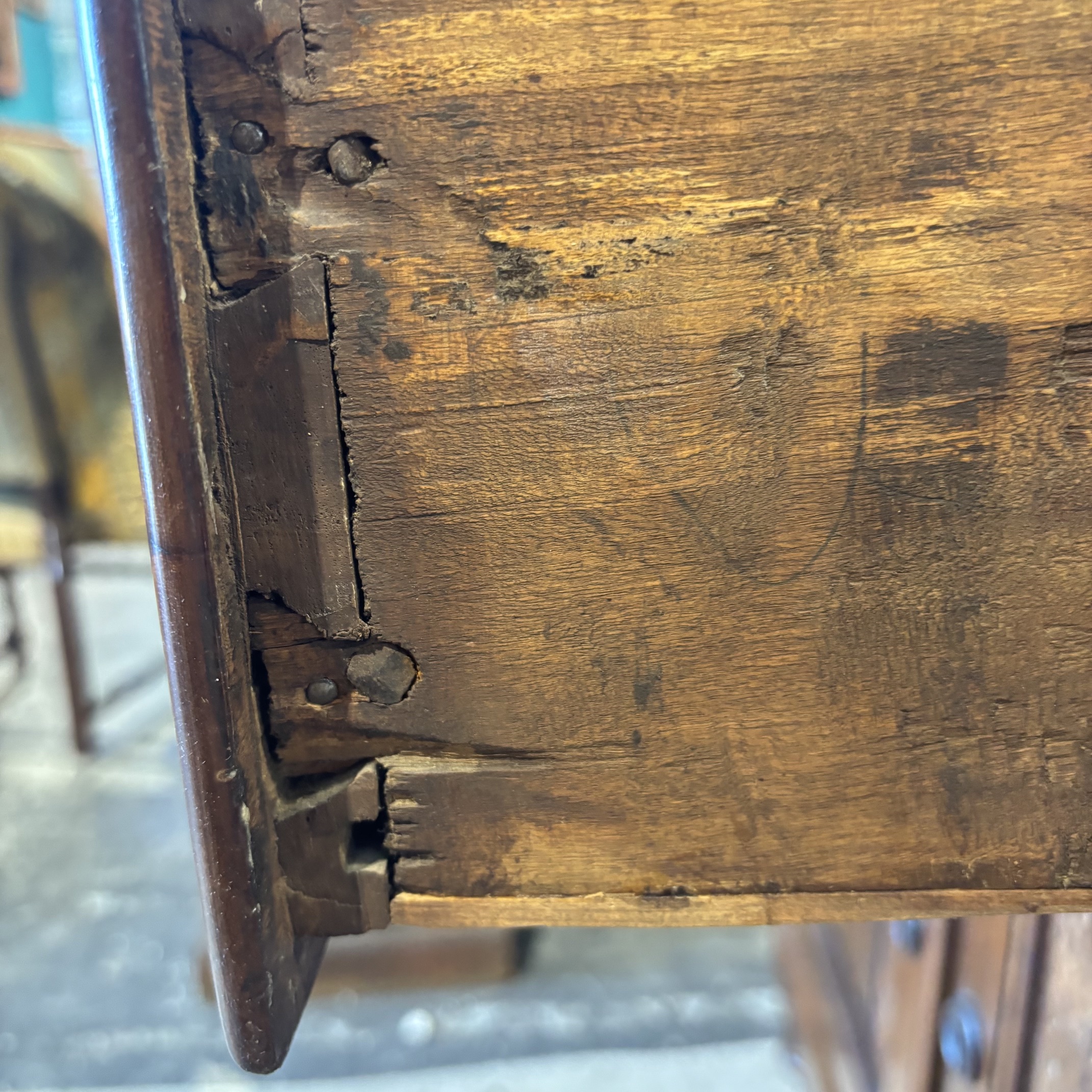 Antica credenza servante scantonata toscana XVIII secolo noce e abete. Mis L 139 prof cm 56 H 108 - immagine 5
