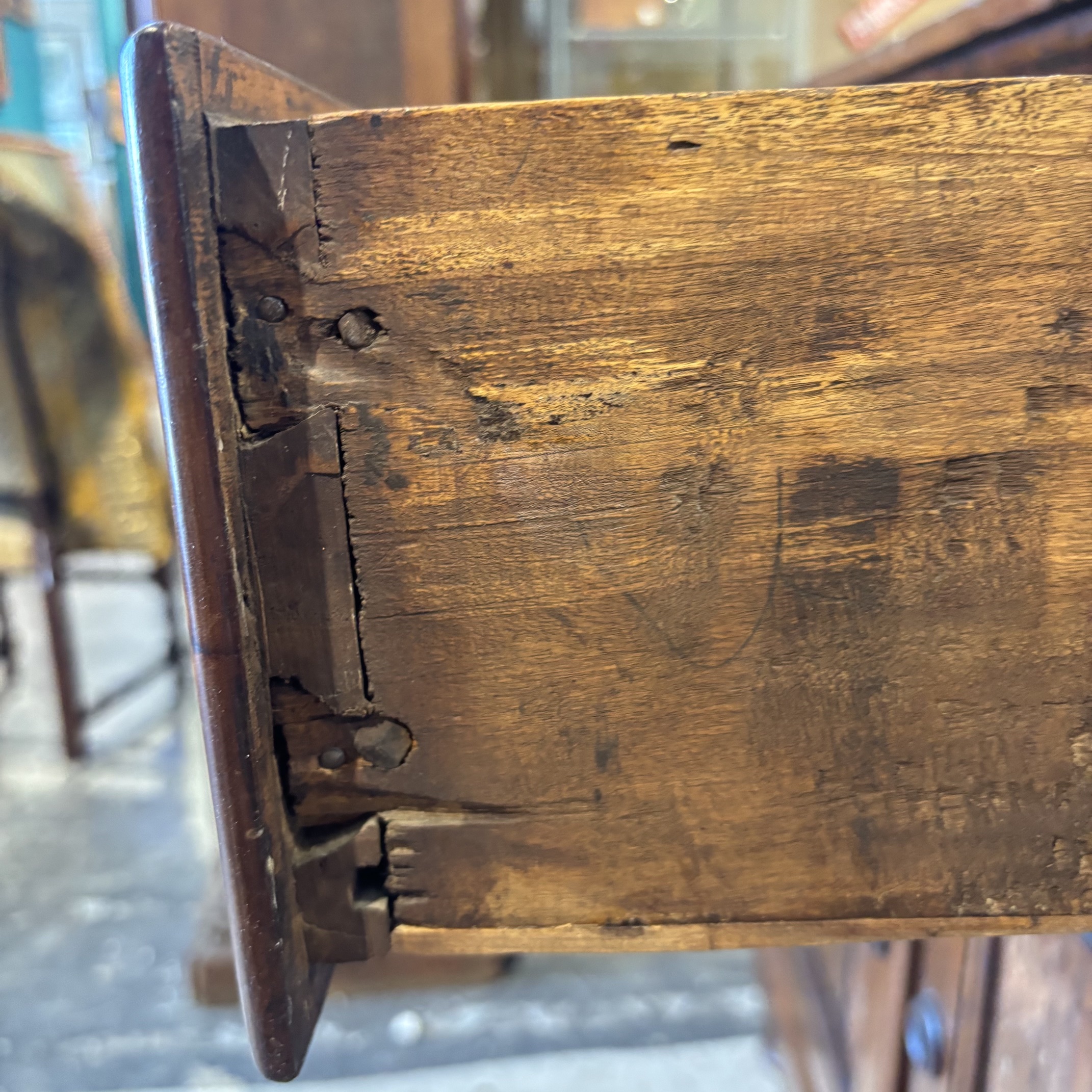 Antica credenza servante scantonata toscana XVIII secolo noce e abete. Mis L 139 prof cm 56 H 108 - immagine 6