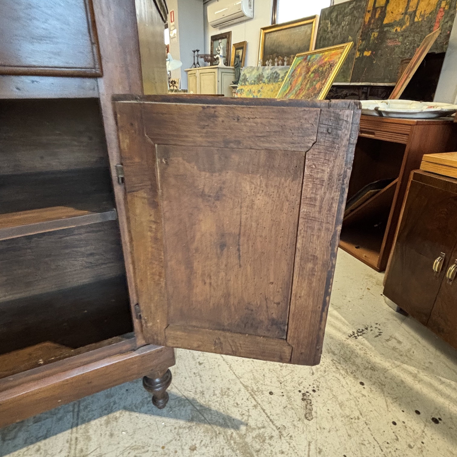 Antica credenza servante scantonata toscana XVIII secolo noce e abete. Mis L 139 prof cm 56 H 108 - immagine 11