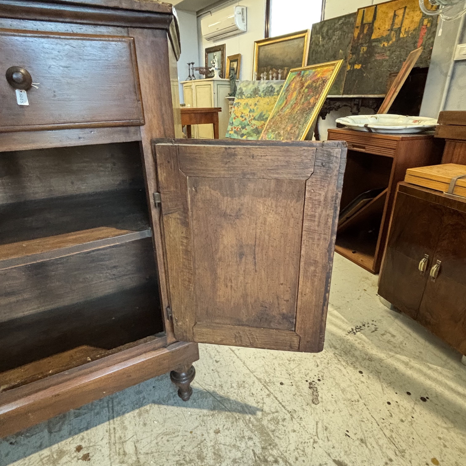 Antica credenza servante scantonata toscana XVIII secolo noce e abete. Mis L 139 prof cm 56 H 108 - immagine 12