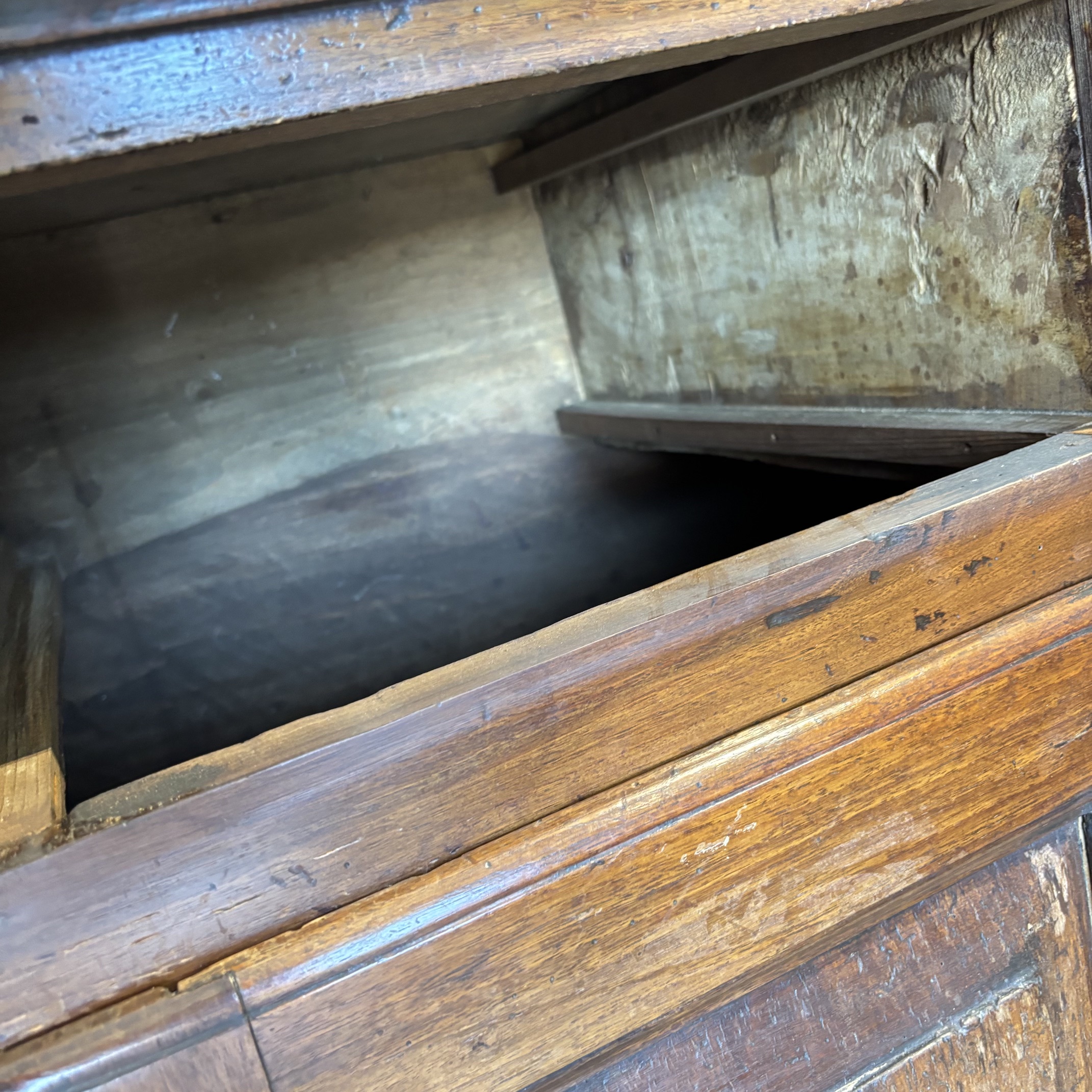 Antica credenza servante scantonata toscana XVIII secolo noce e abete. Mis L 139 prof cm 56 H 108 - immagine 13