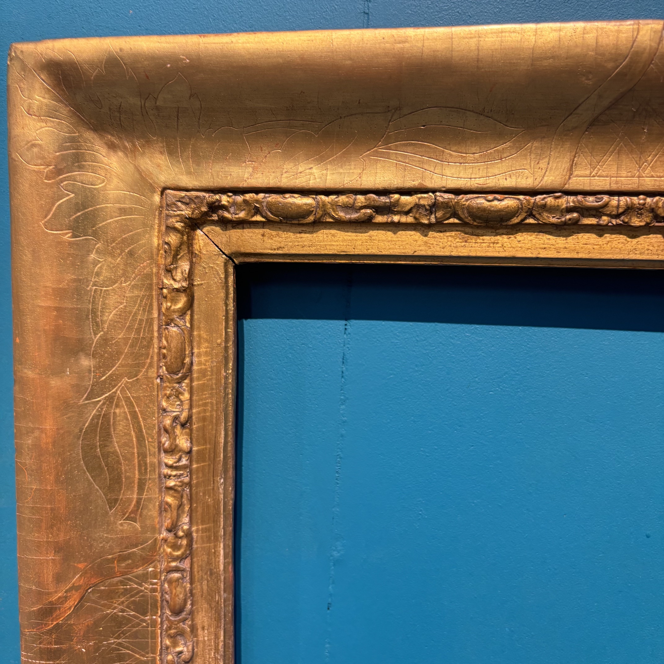 Antica cornice epoca XIX foglia oro con inciso floreale. Mis esterne cm 92 x 78 (utile cm 77,50 x 64,50) - immagine 2